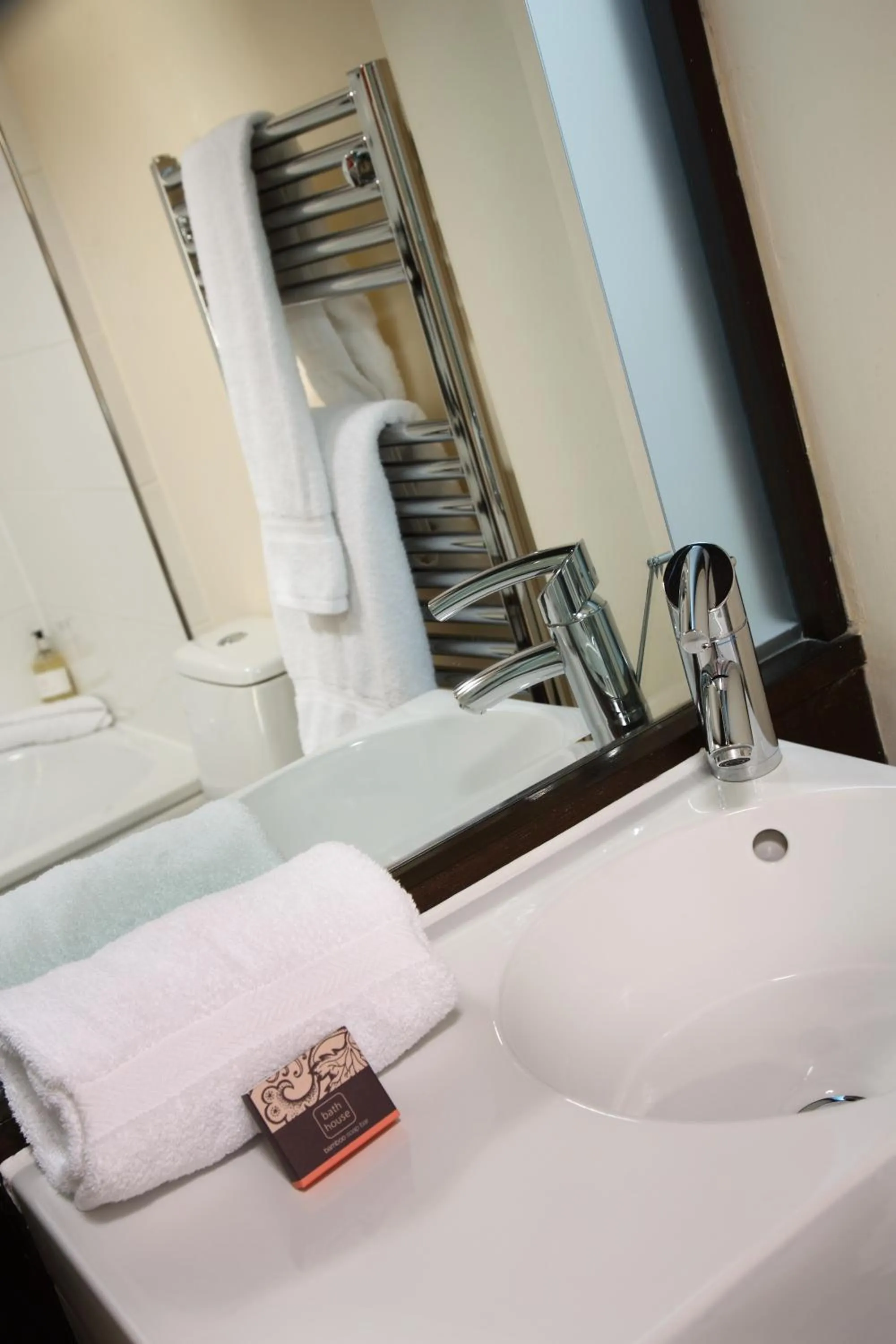 Bathroom, Bed in Sun Inn