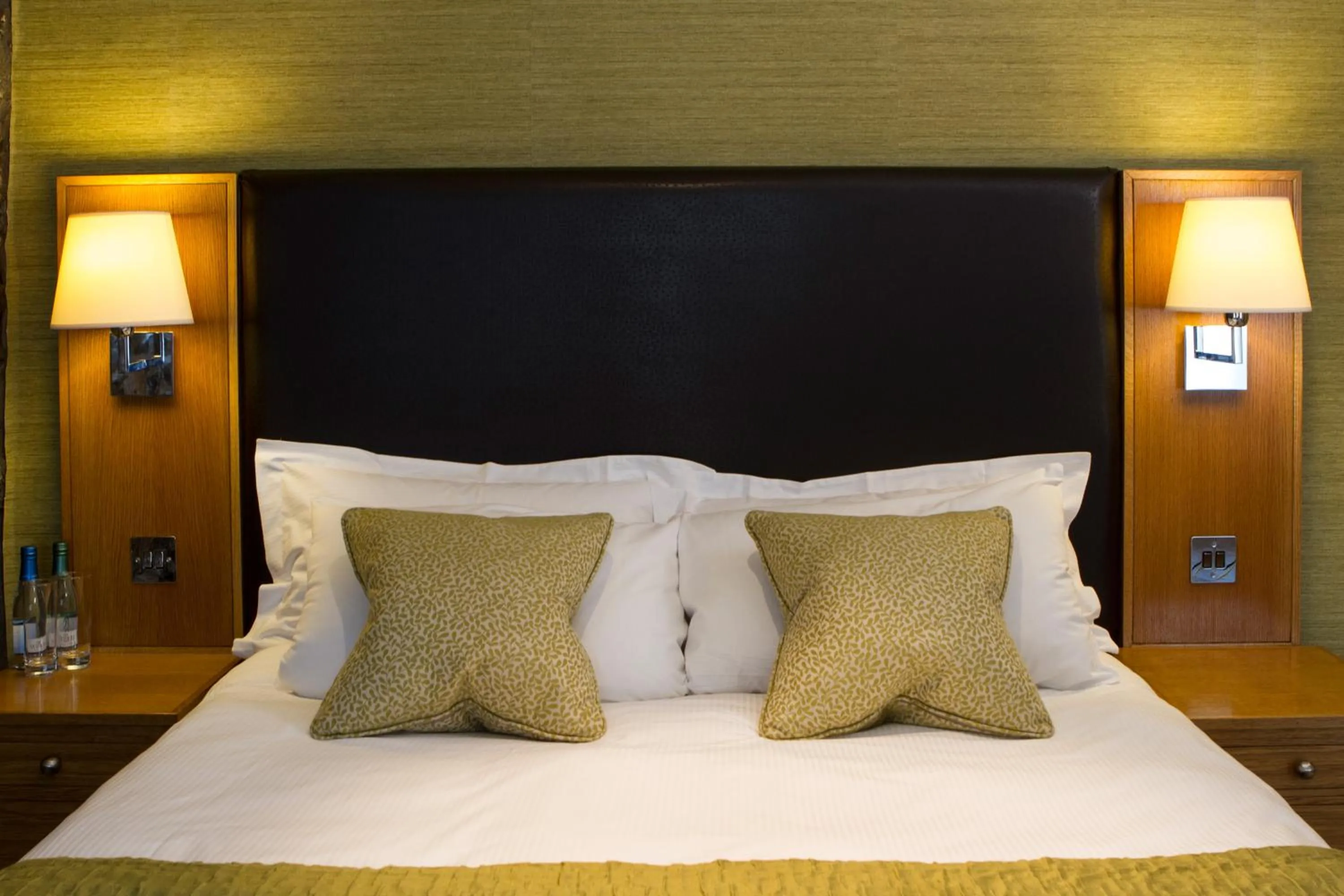 Bedroom, Bed in Sun Inn