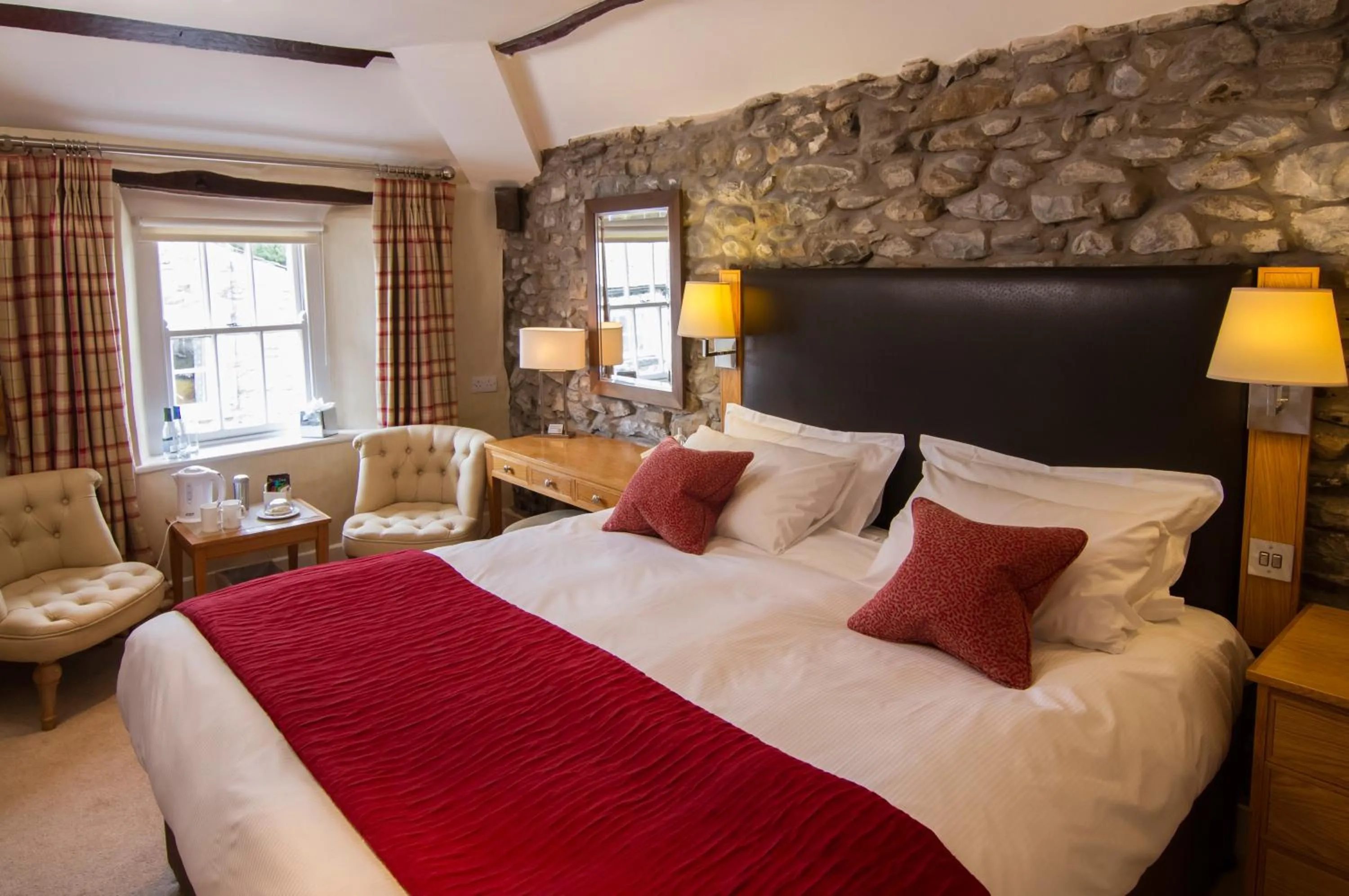 Bedroom, Bed in Sun Inn