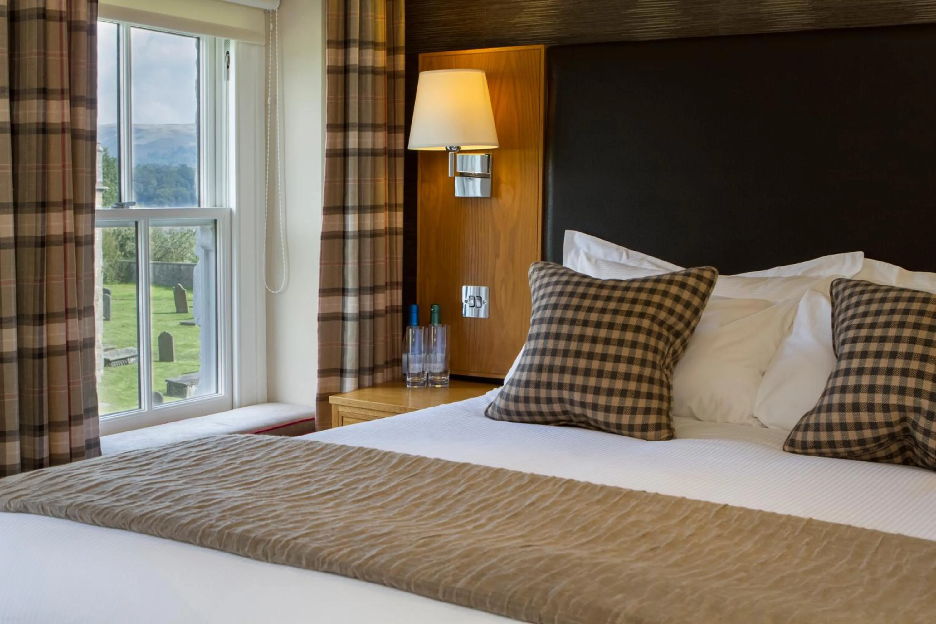 Bathroom, Bed in Sun Inn