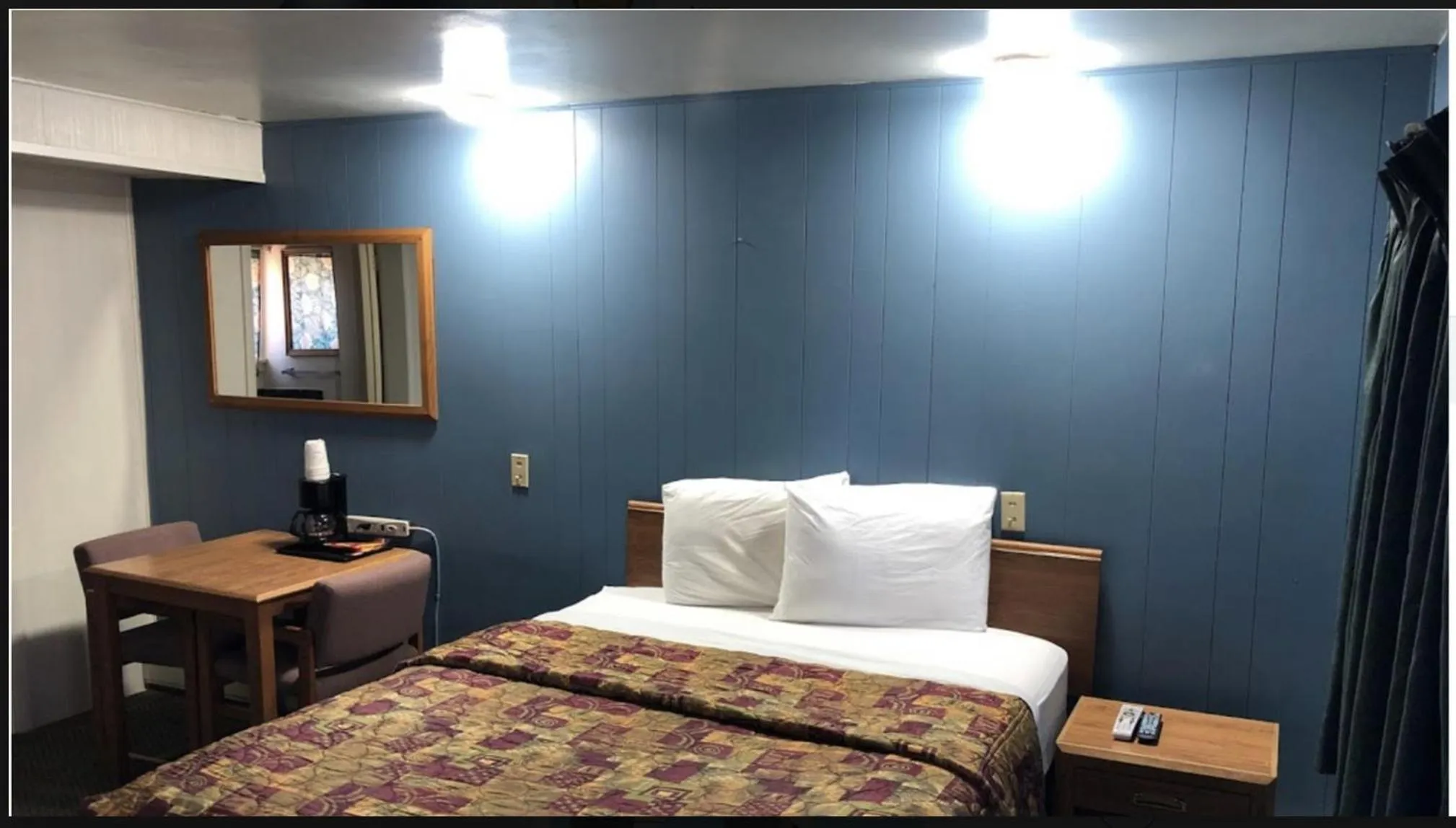 Photo of the whole room in Wyoming Motel