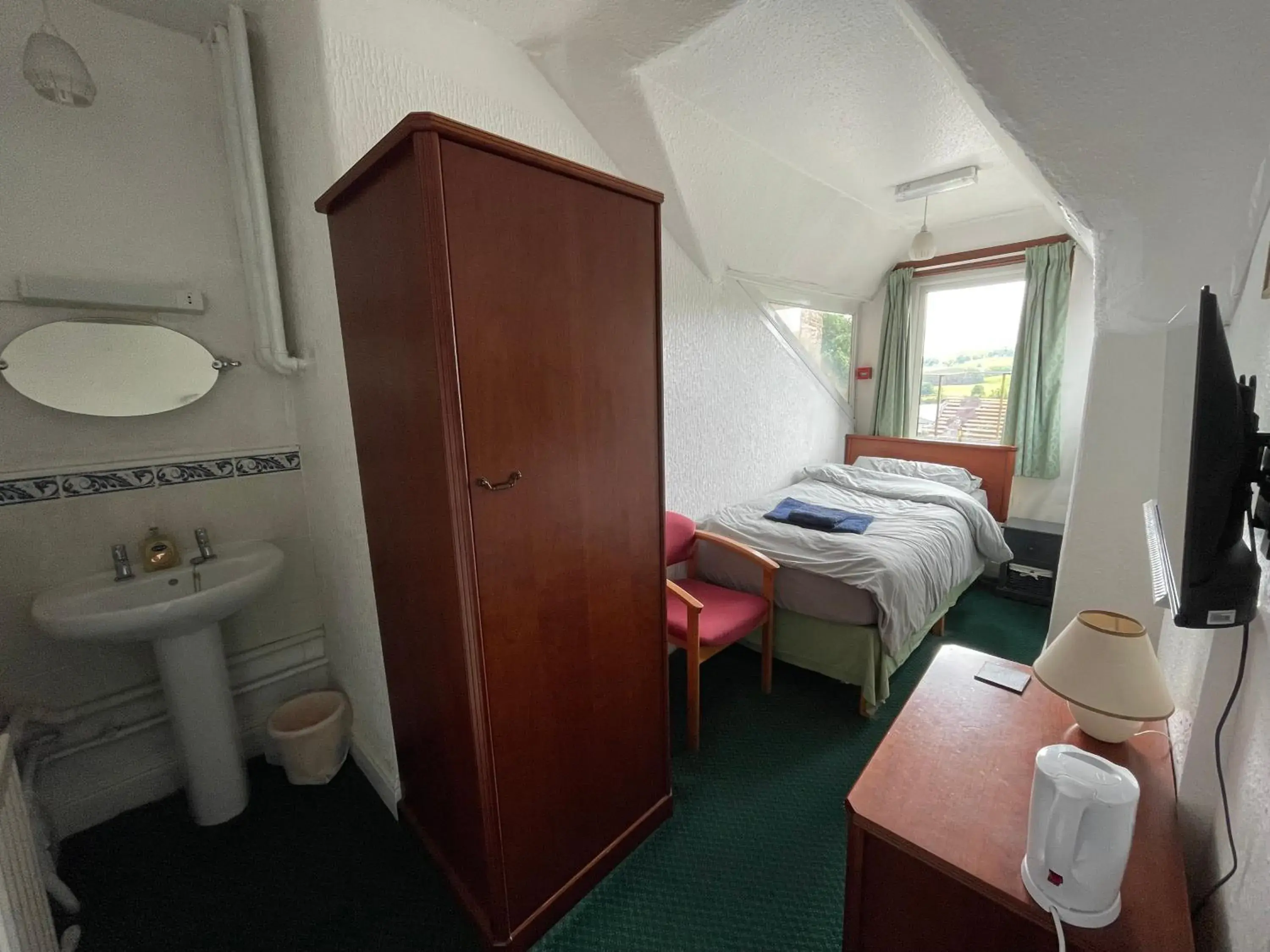 Single Room with Shared Shower and Toilet - single occupancy in Victoria Inn Single Room with Shared Shower and Toilet - single occupancy in Victoria Inn