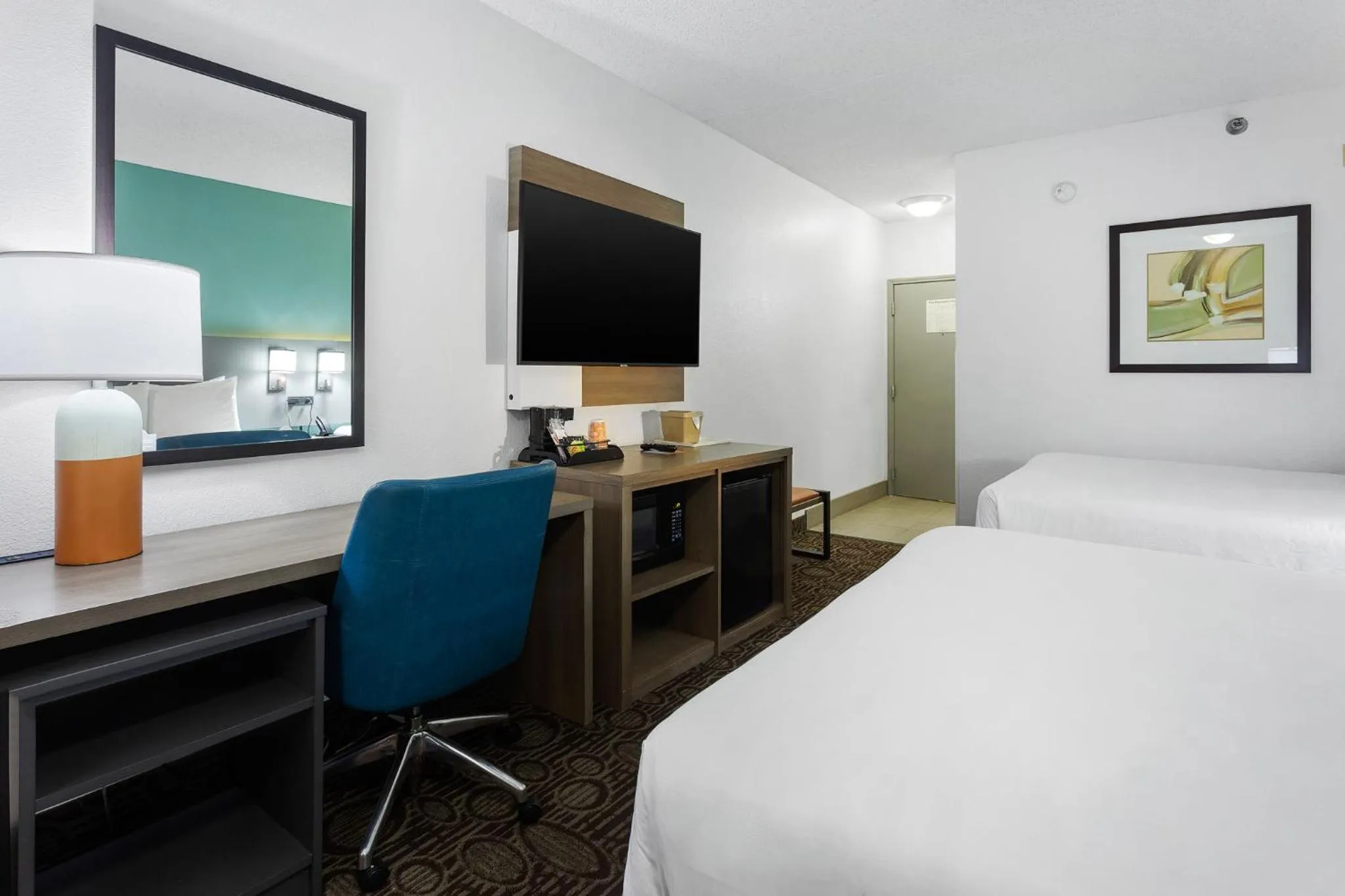 Toilet, Bed in Comfort Inn Chandler - Phoenix South I-10