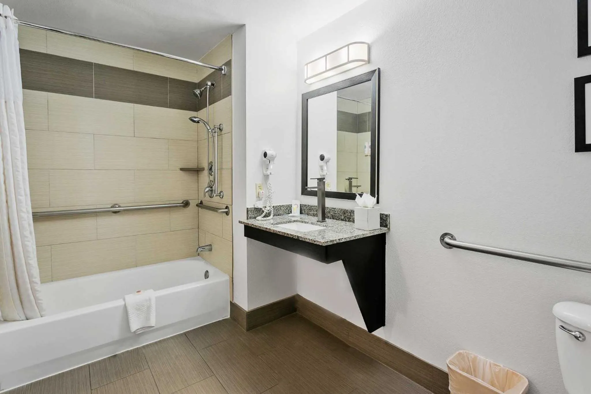 Bathroom in Comfort Inn Chandler - Phoenix South I-10