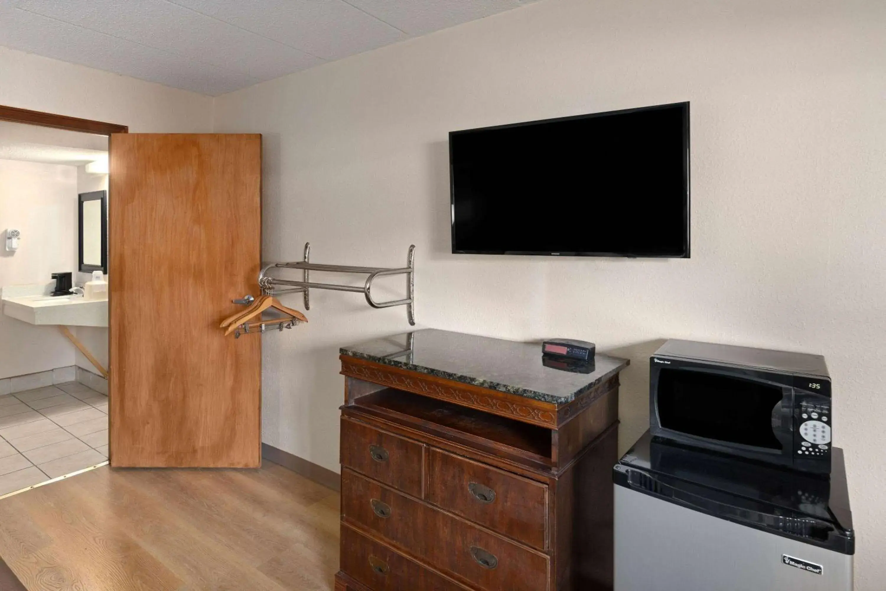 Photo of the whole room in Super 8 by Wyndham Fort Mitchell Cincinnati Area Photo of the whole room in Super 8 by Wyndham Fort Mitchell Cincinnati Area