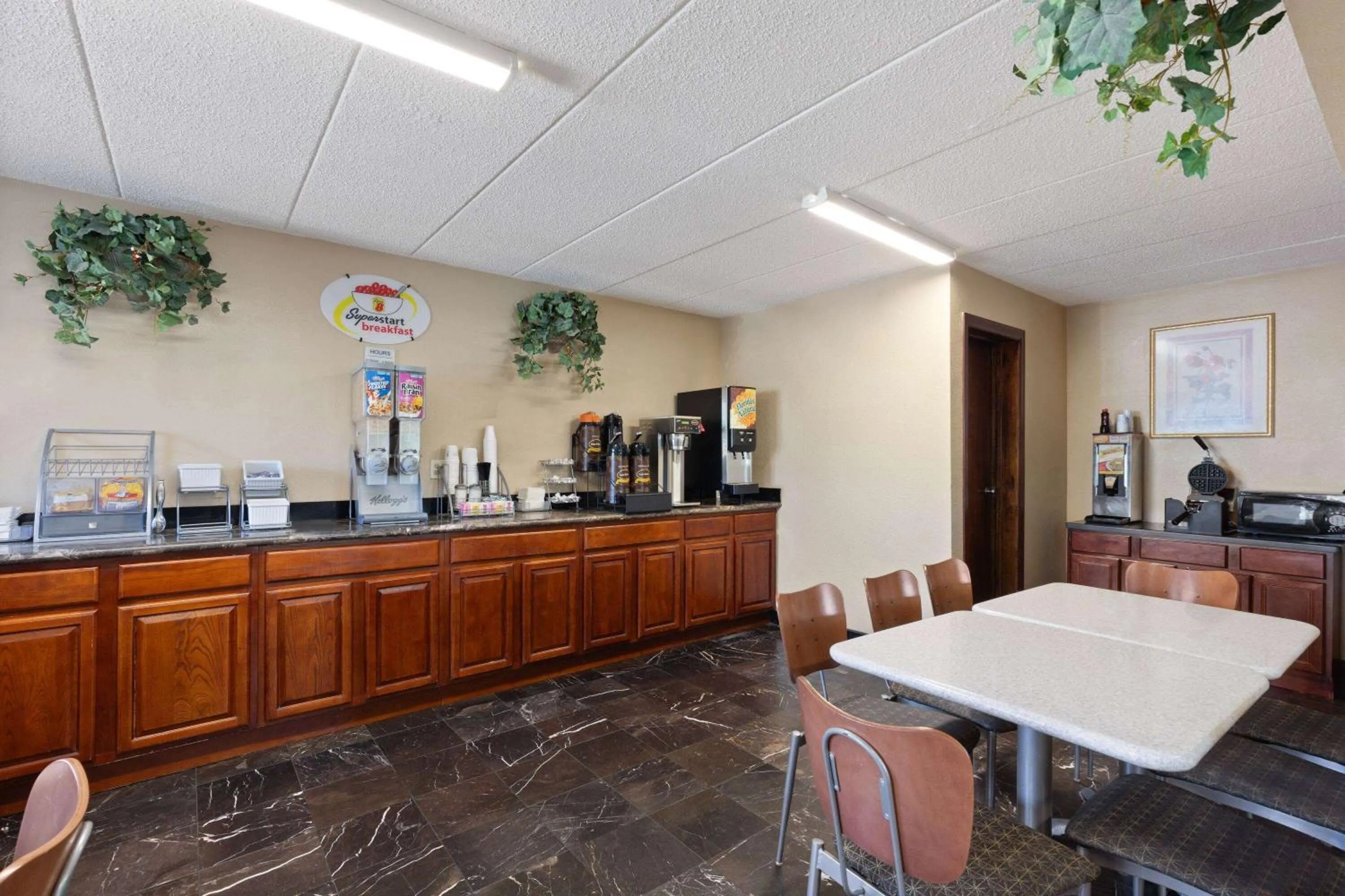 Breakfast in Super 8 by Wyndham Fort Mitchell Cincinnati Area