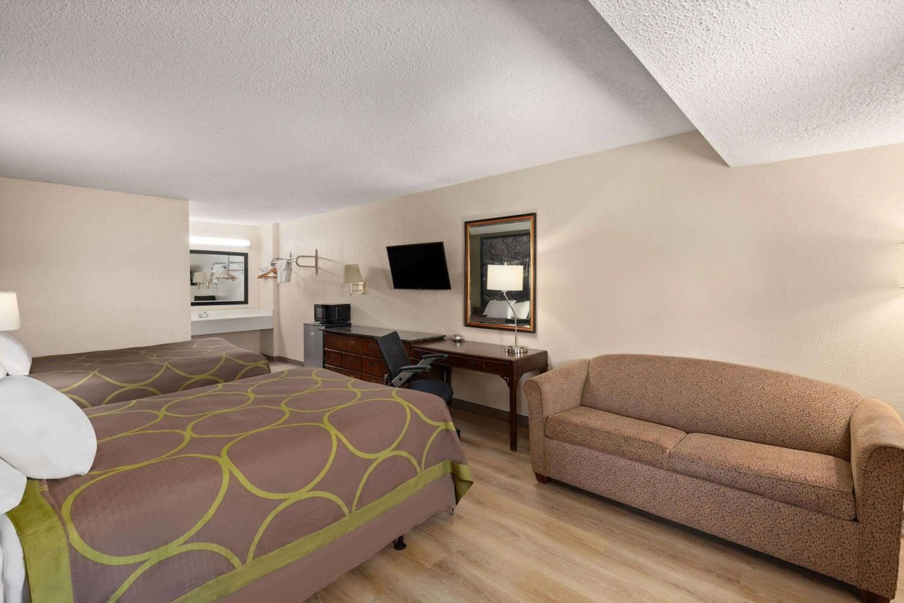 Photo of the whole room, Bed in Super 8 by Wyndham Fort Mitchell Cincinnati Area