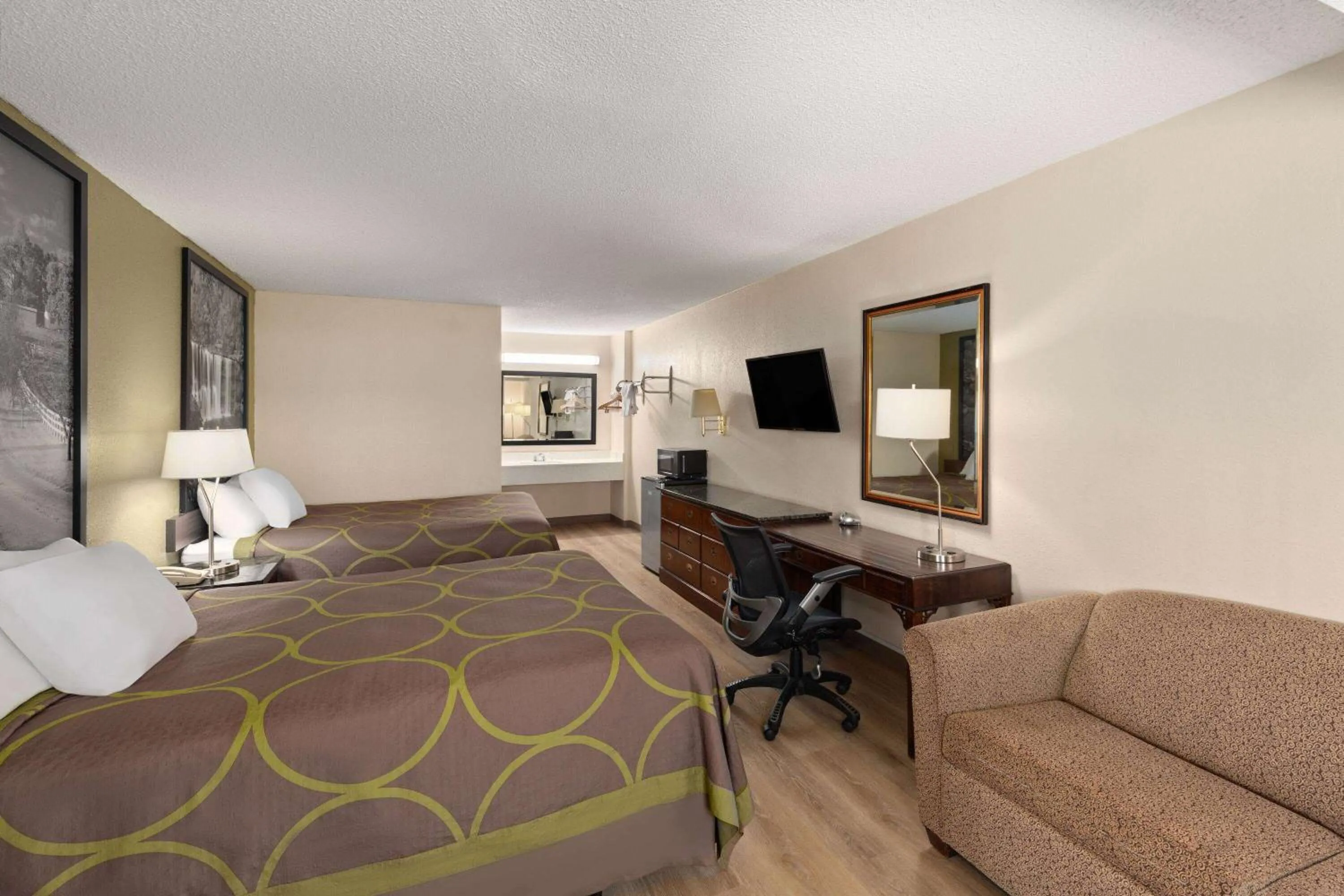 Photo of the whole room, Bed in Super 8 by Wyndham Fort Mitchell Cincinnati Area