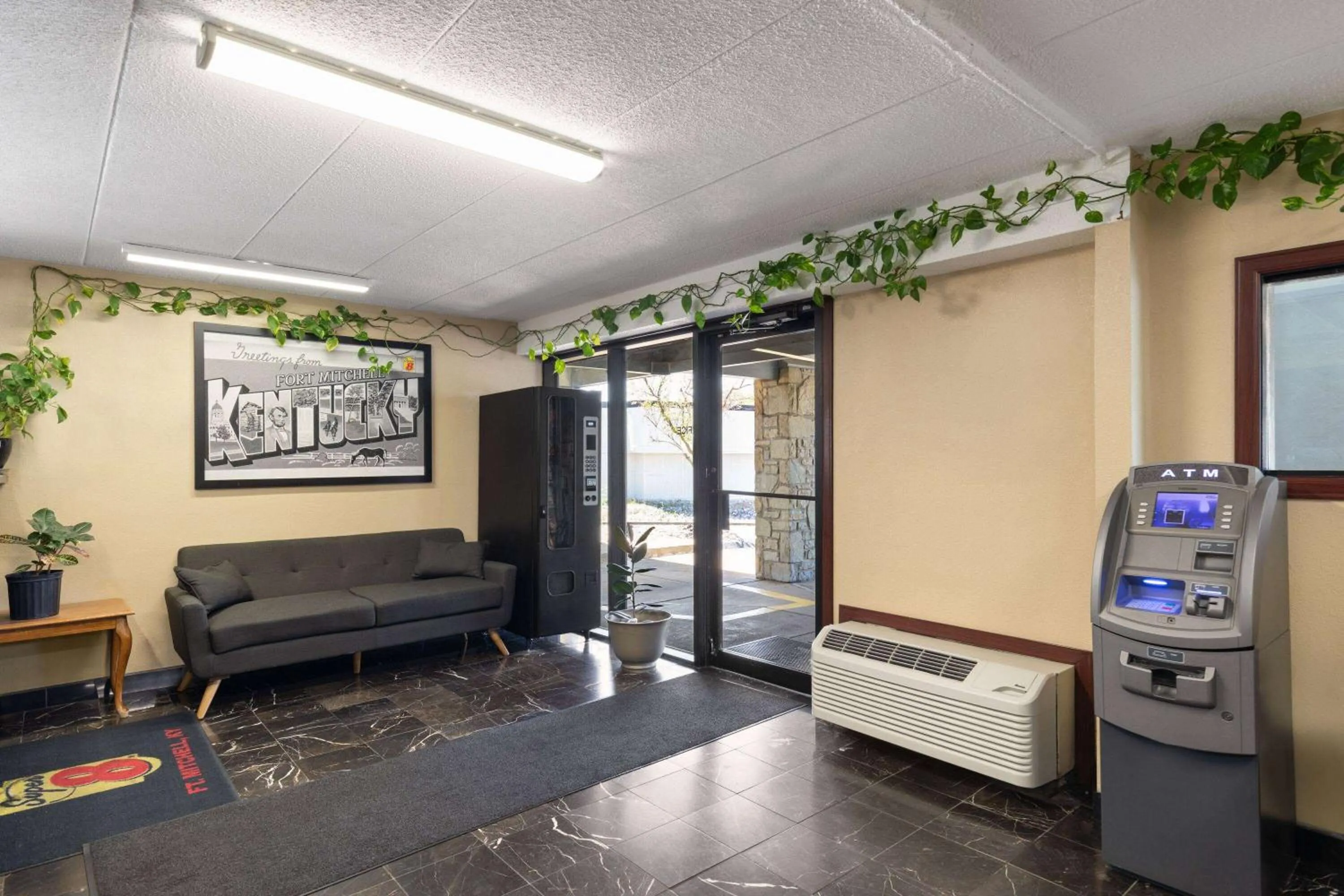 Lobby or reception in Super 8 by Wyndham Fort Mitchell Cincinnati Area