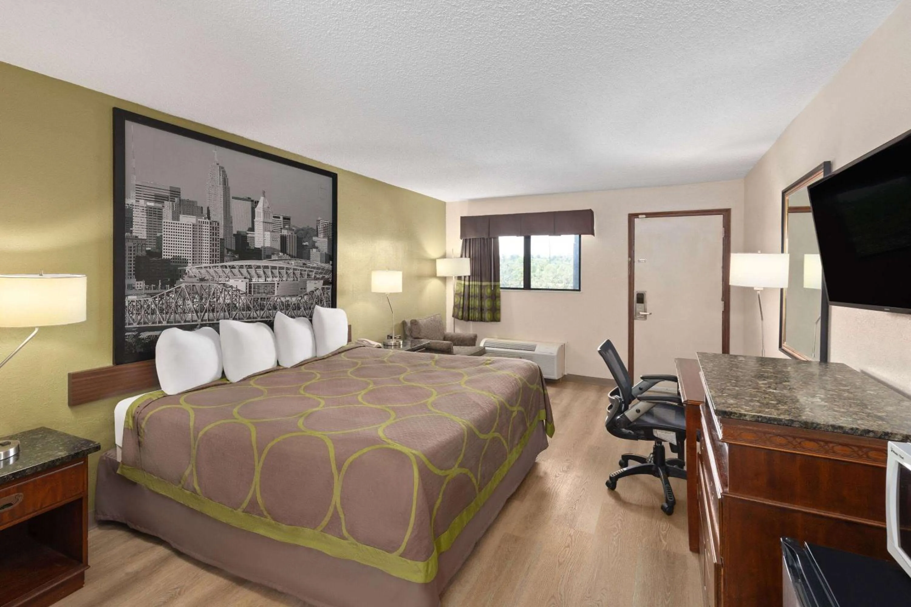 Photo of the whole room, Bed in Super 8 by Wyndham Fort Mitchell Cincinnati Area