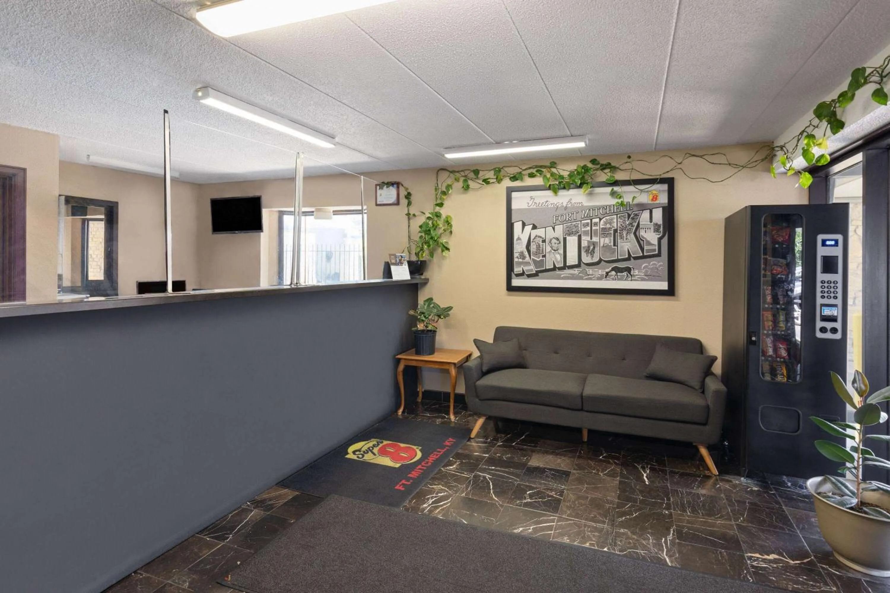 Lobby or reception in Super 8 by Wyndham Fort Mitchell Cincinnati Area