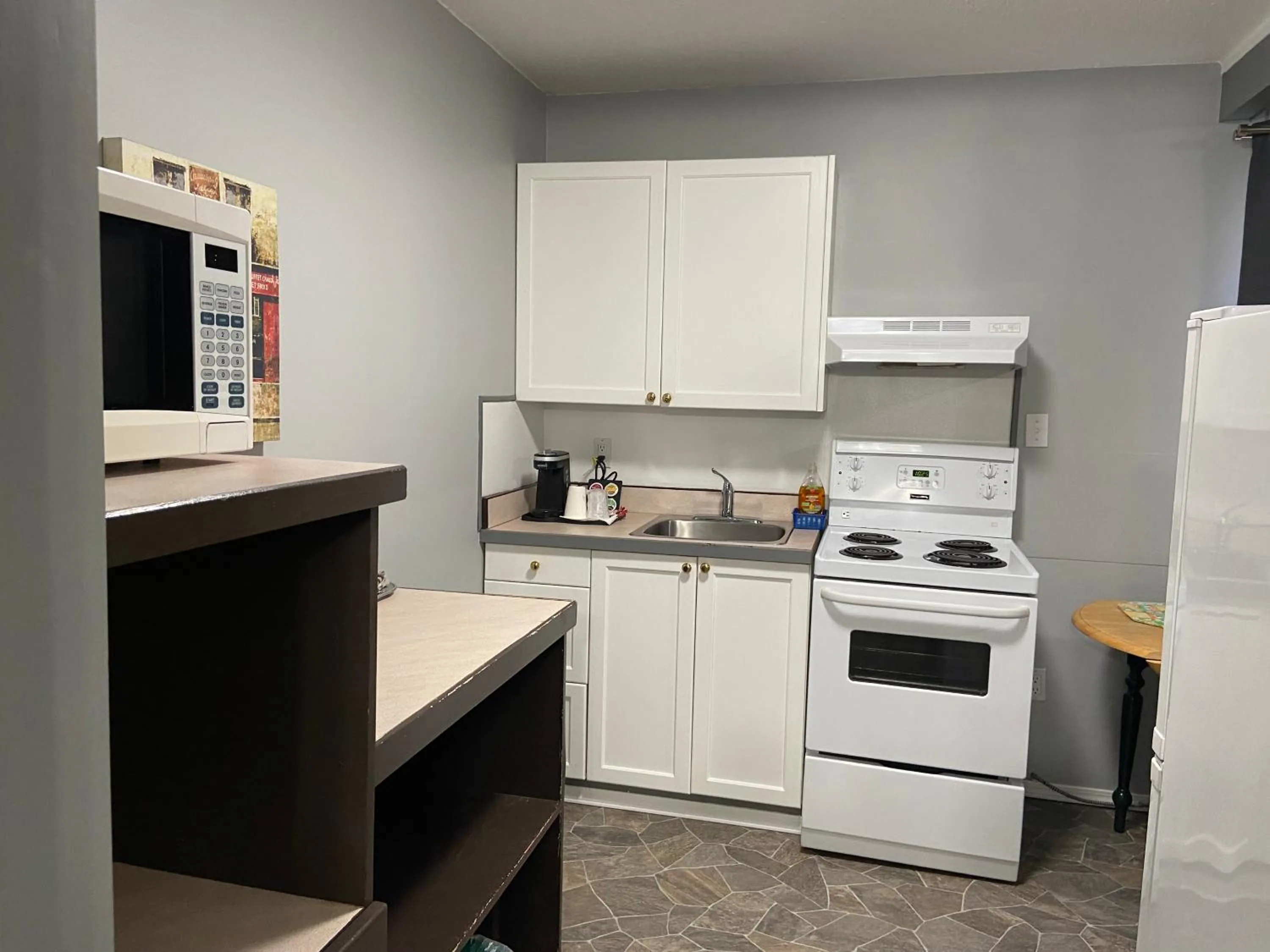 Kitchen or kitchenette in Monashee Lodge