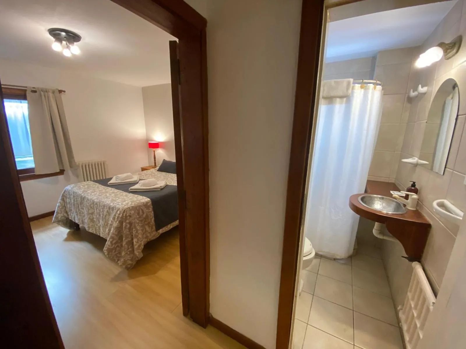 Bathroom, Bed in Hostería Suiza - Ex Casita Suiza