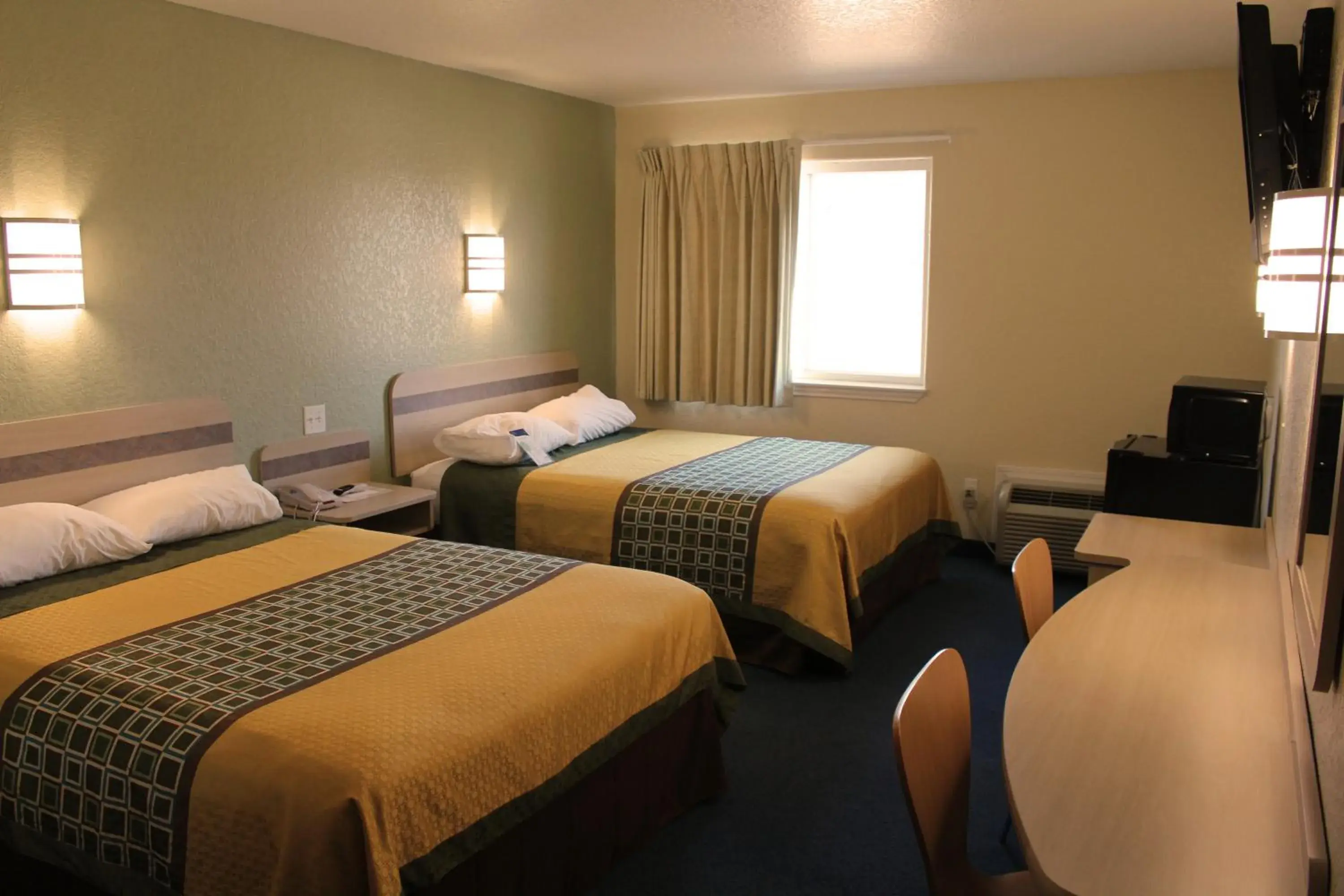 Queen Room with Two Queen Beds - Non-Smoking in Wine Country Inn Queen Room with Two Queen Beds - Non-Smoking in Wine Country Inn