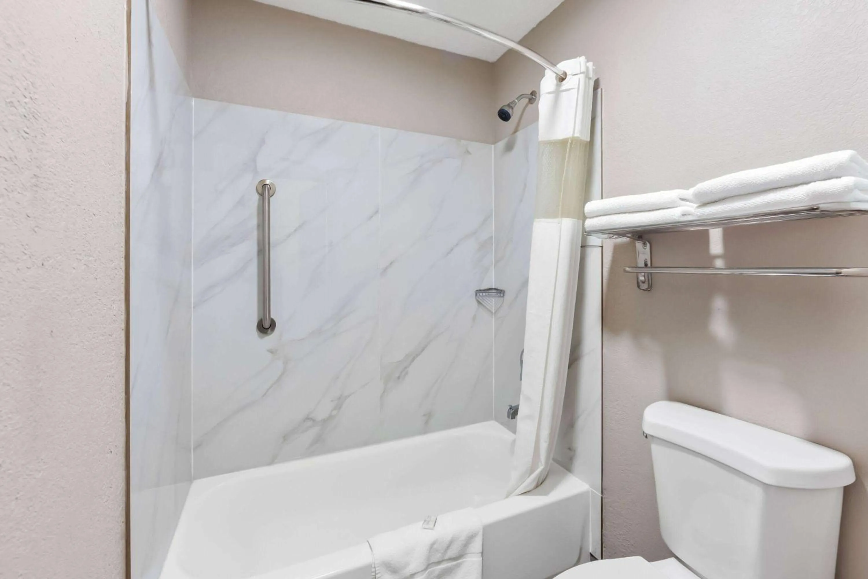 Bed in Days Inn by Wyndham Brownsville