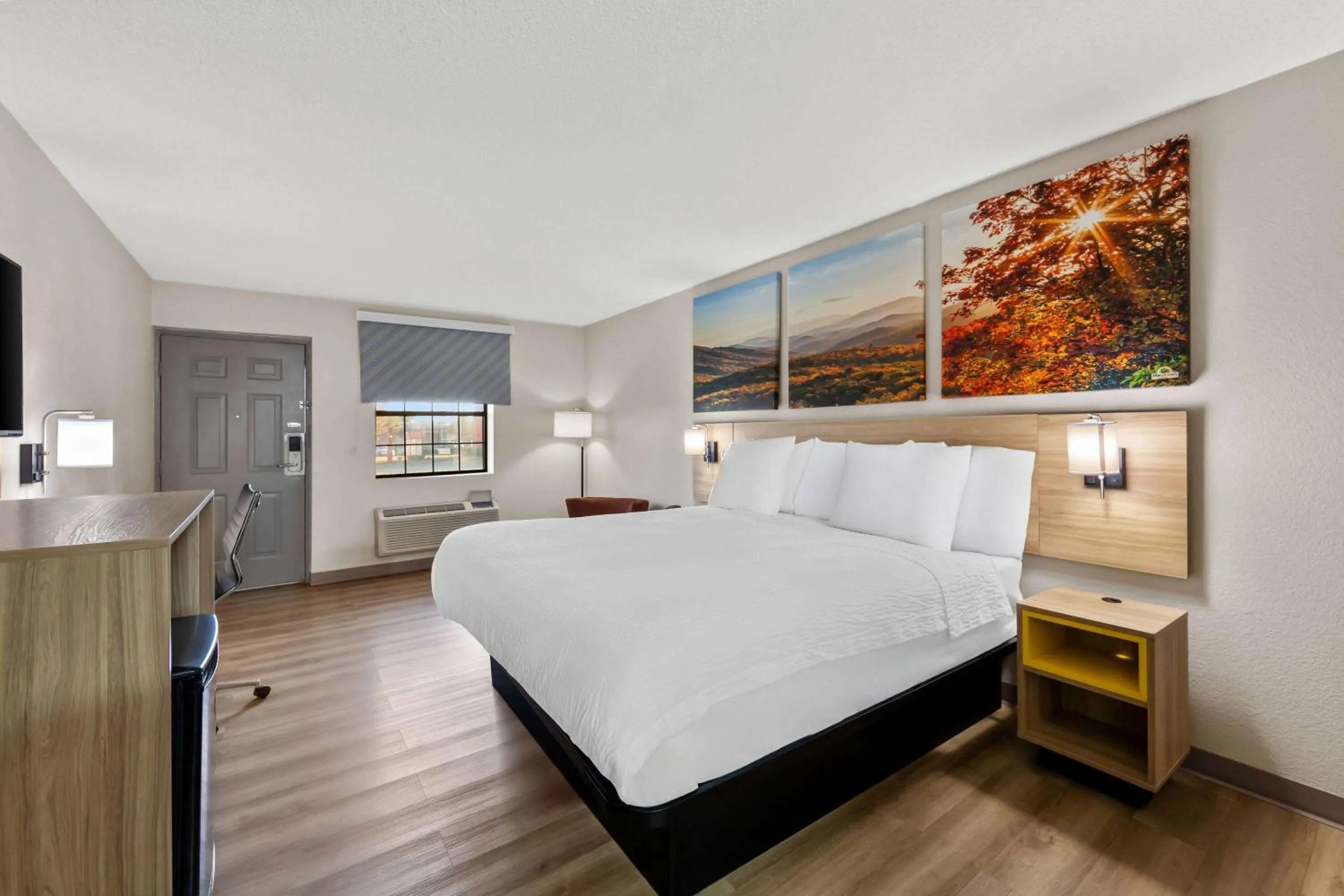 Bed in Days Inn by Wyndham Brownsville