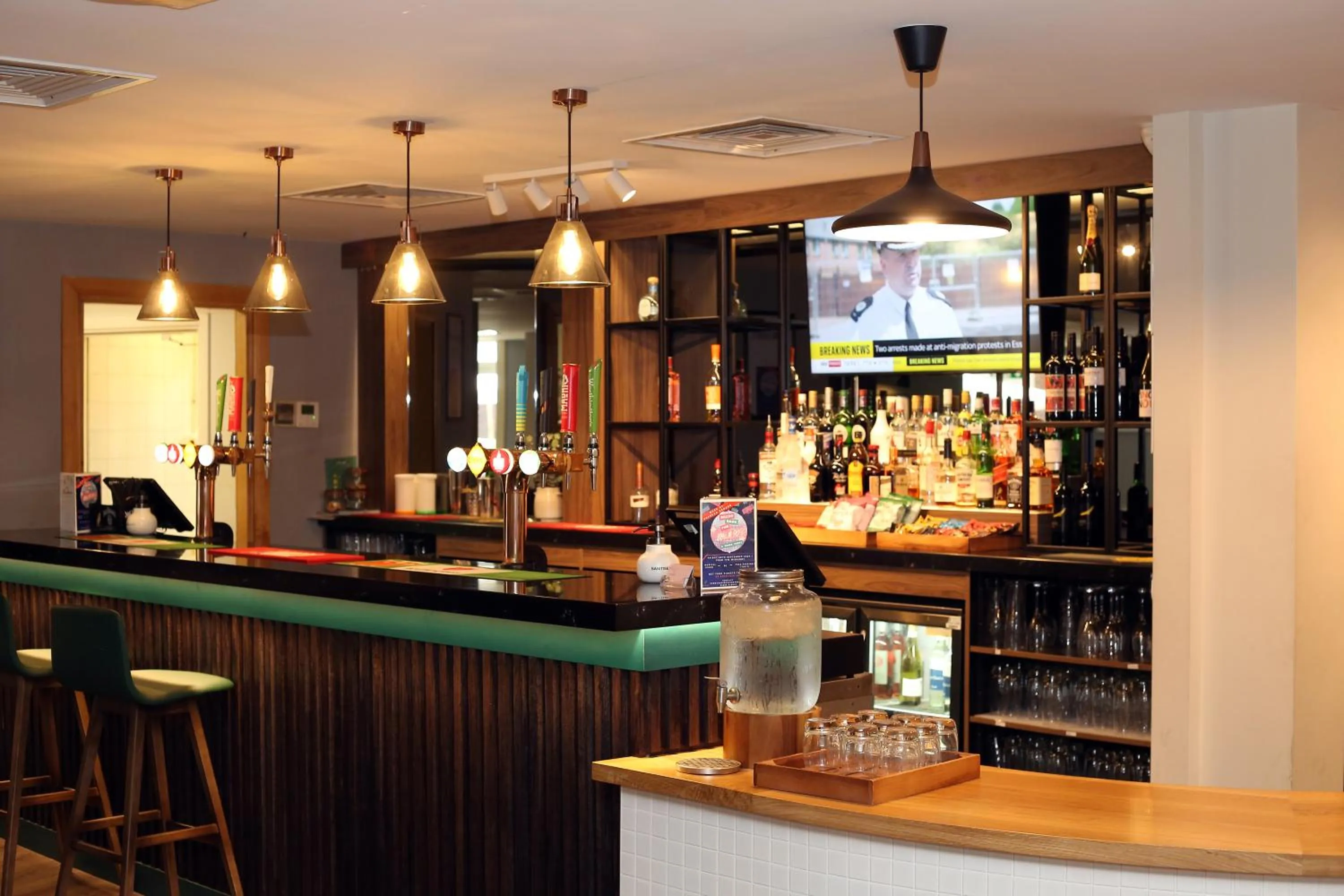 Lounge or bar in Holiday Inn Basingstoke by IHG