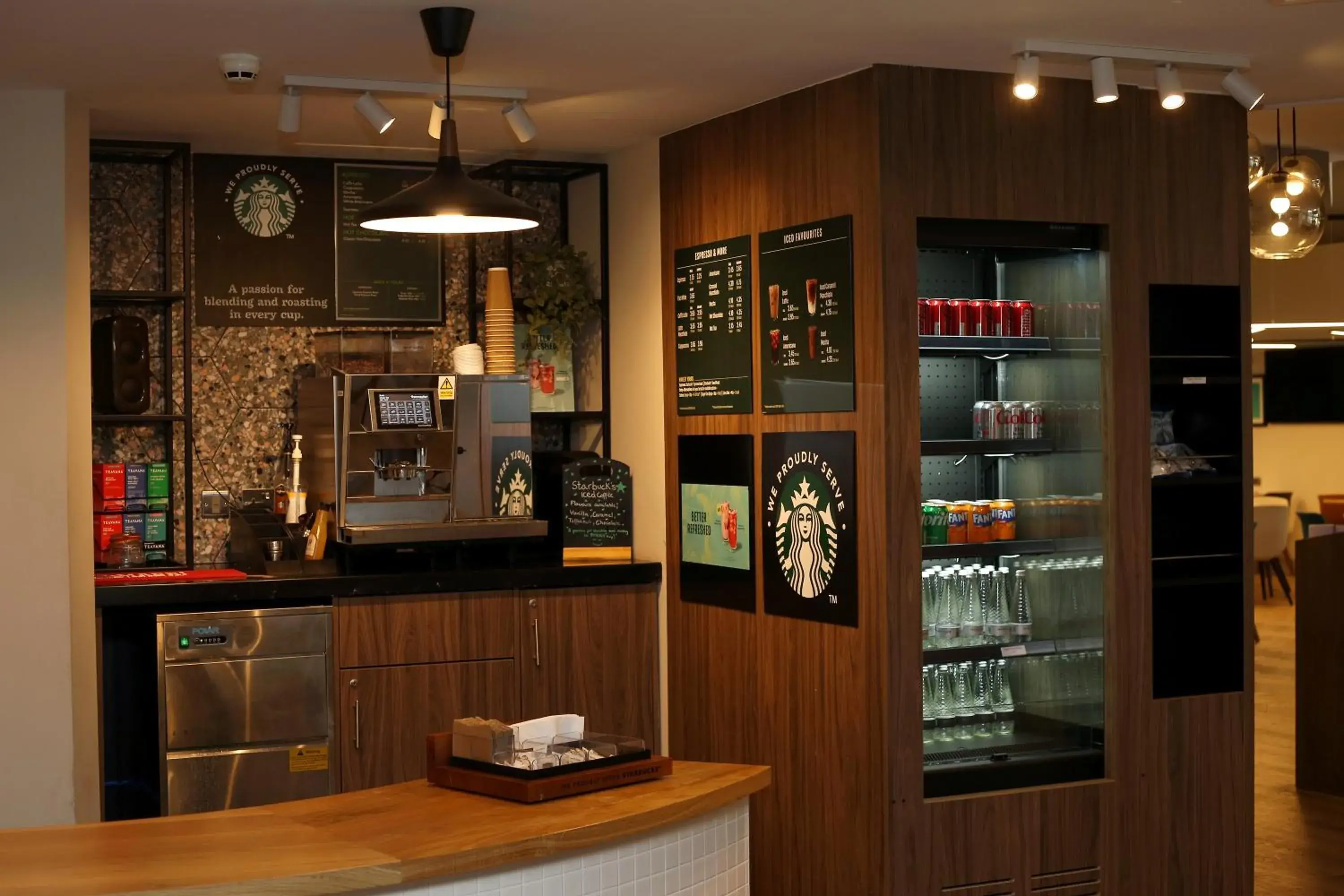 Lounge or bar in Holiday Inn Basingstoke by IHG Lounge or bar in Holiday Inn Basingstoke by IHG