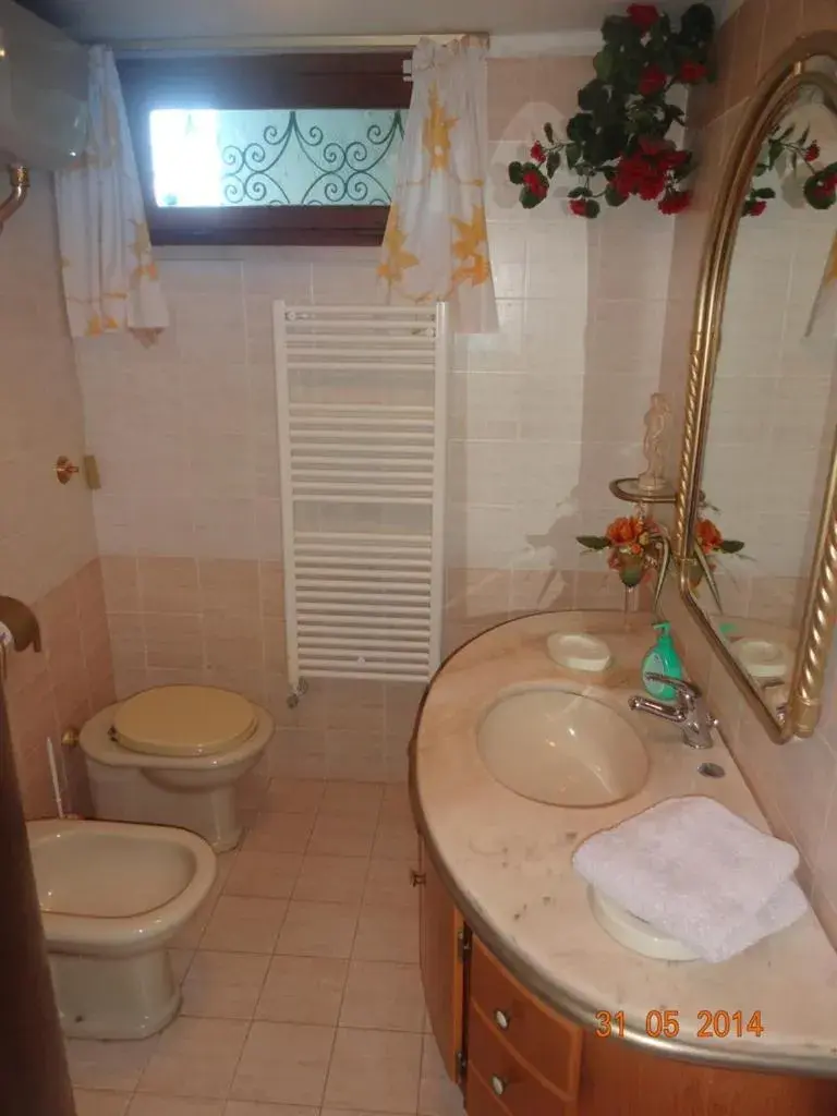 Quadruple Room with Private External Bathroom in B&B Villa Sans Souci Quadruple Room with Private External Bathroom in B&B Villa Sans Souci