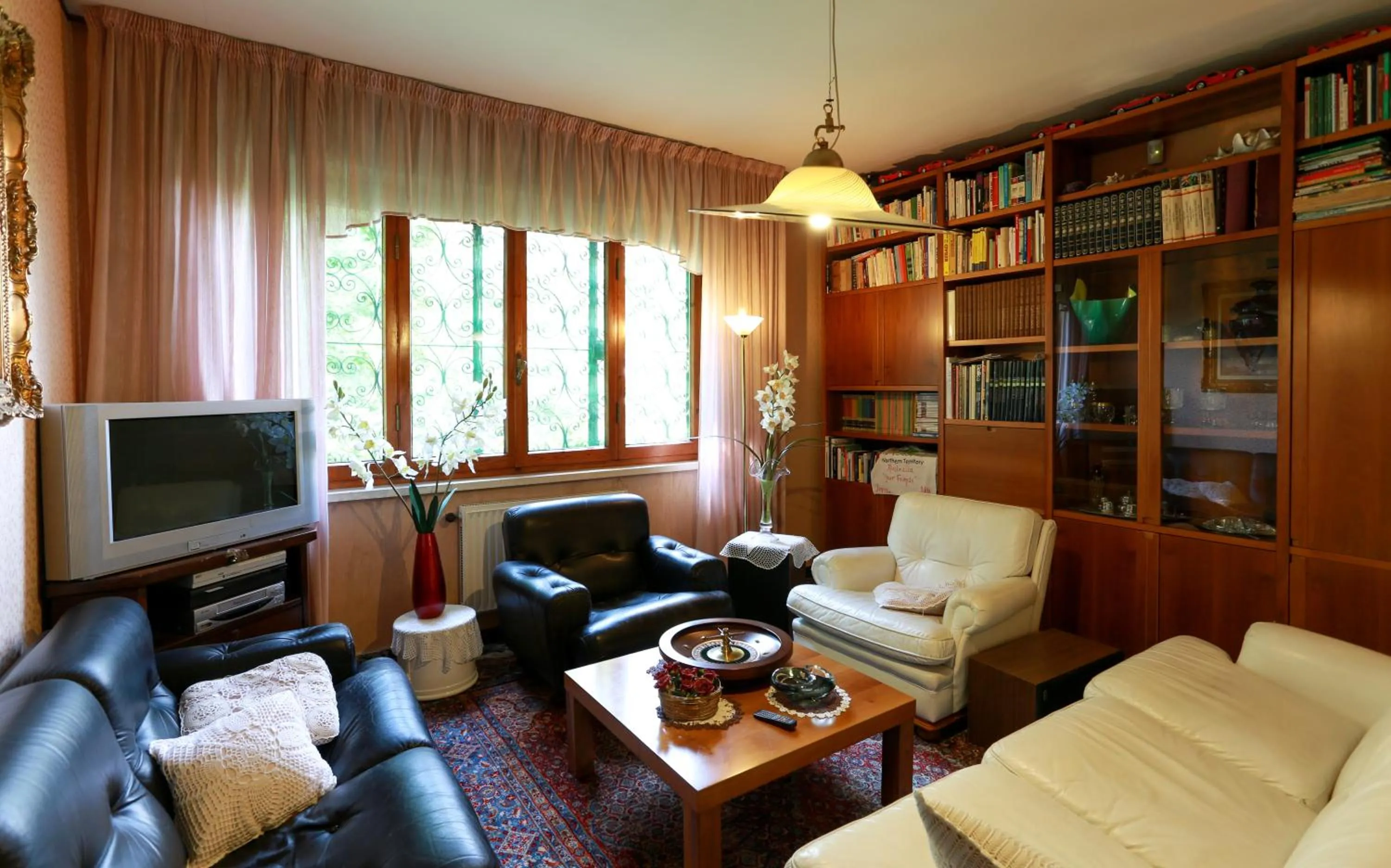 Communal lounge/ TV room in B&B Villa Sans Souci