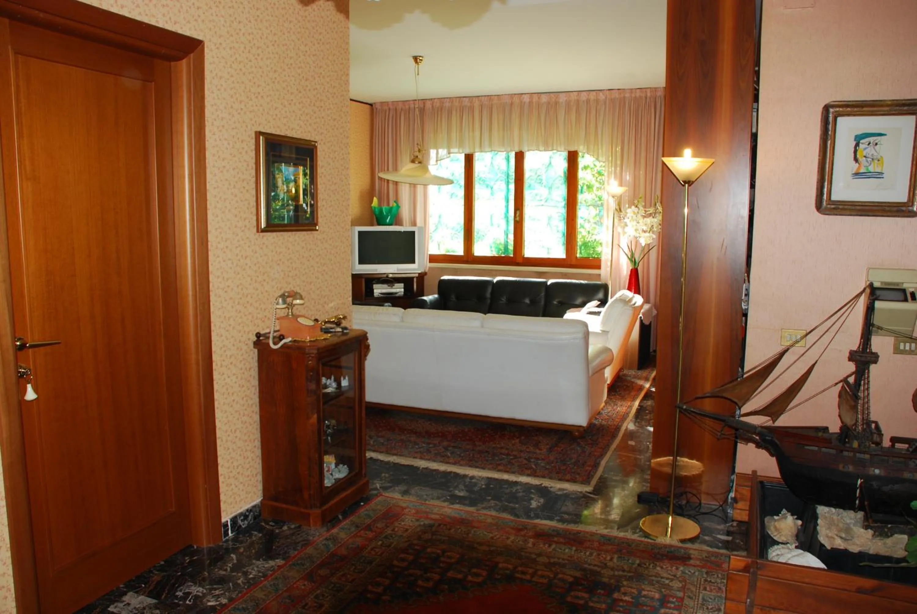 Communal lounge/ TV room in B&B Villa Sans Souci