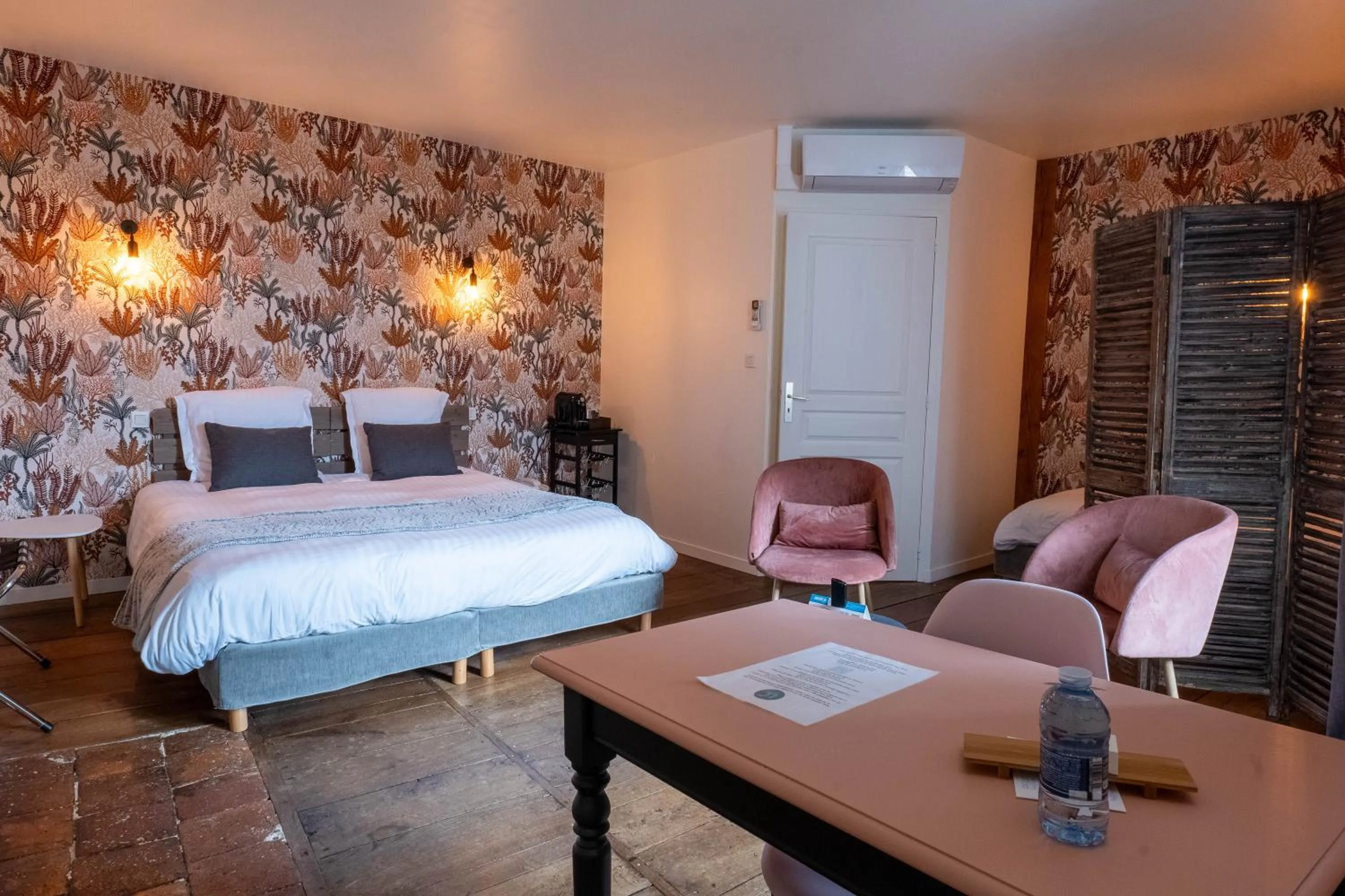 Bed in Logis Hôtel Restaurant La Châtellenie