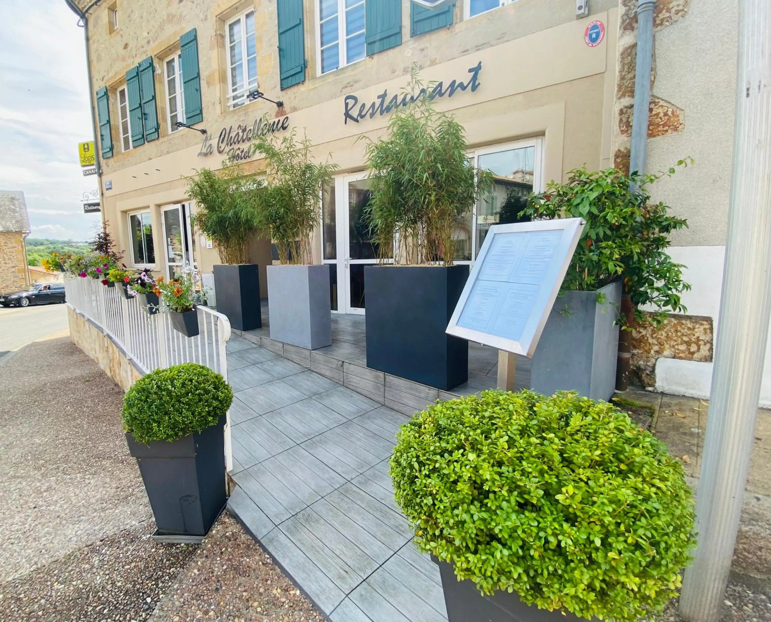 Facade/entrance in Logis Hôtel Restaurant La Châtellenie