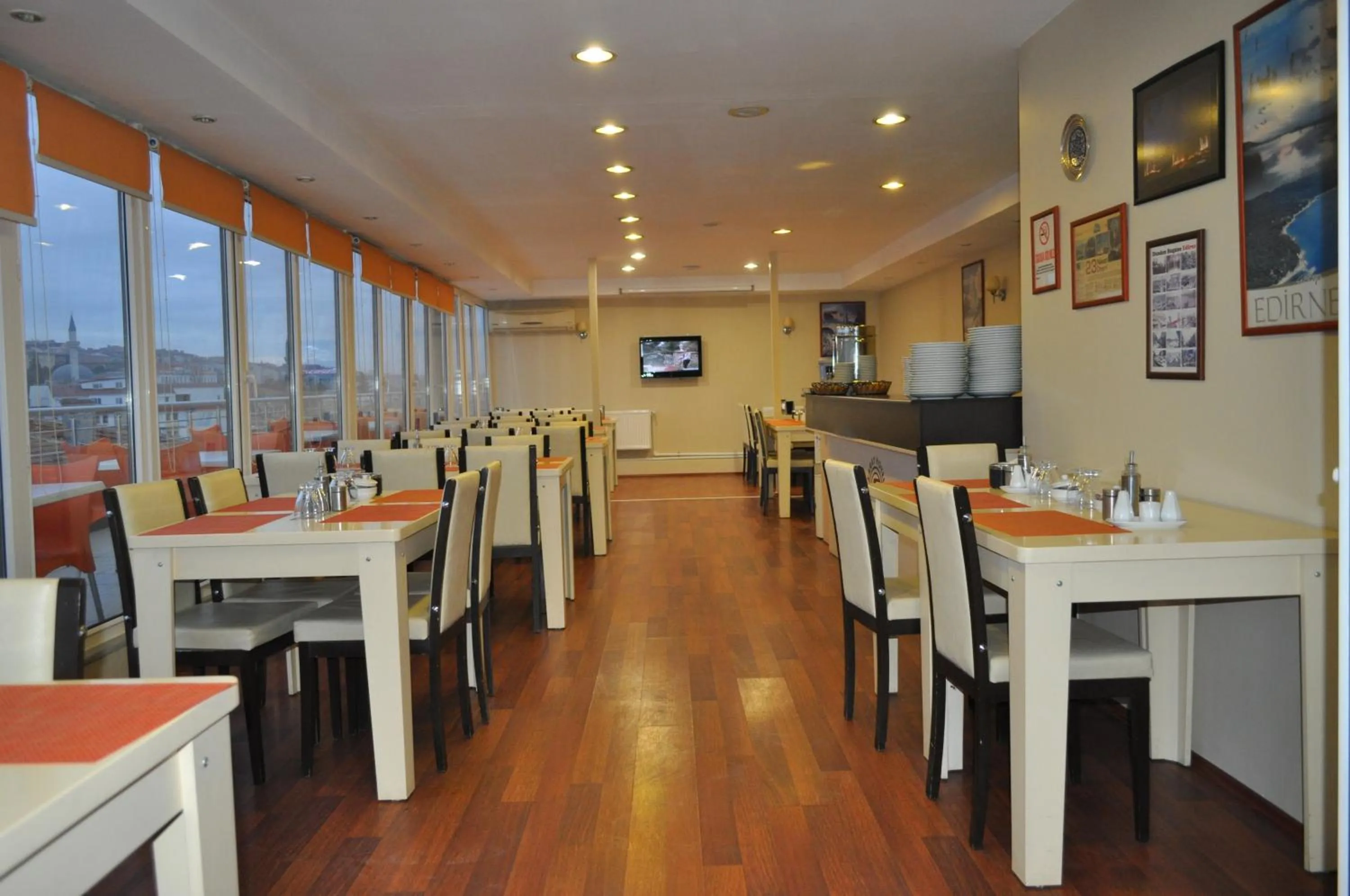 Restaurant/places to eat in Saray Hotel