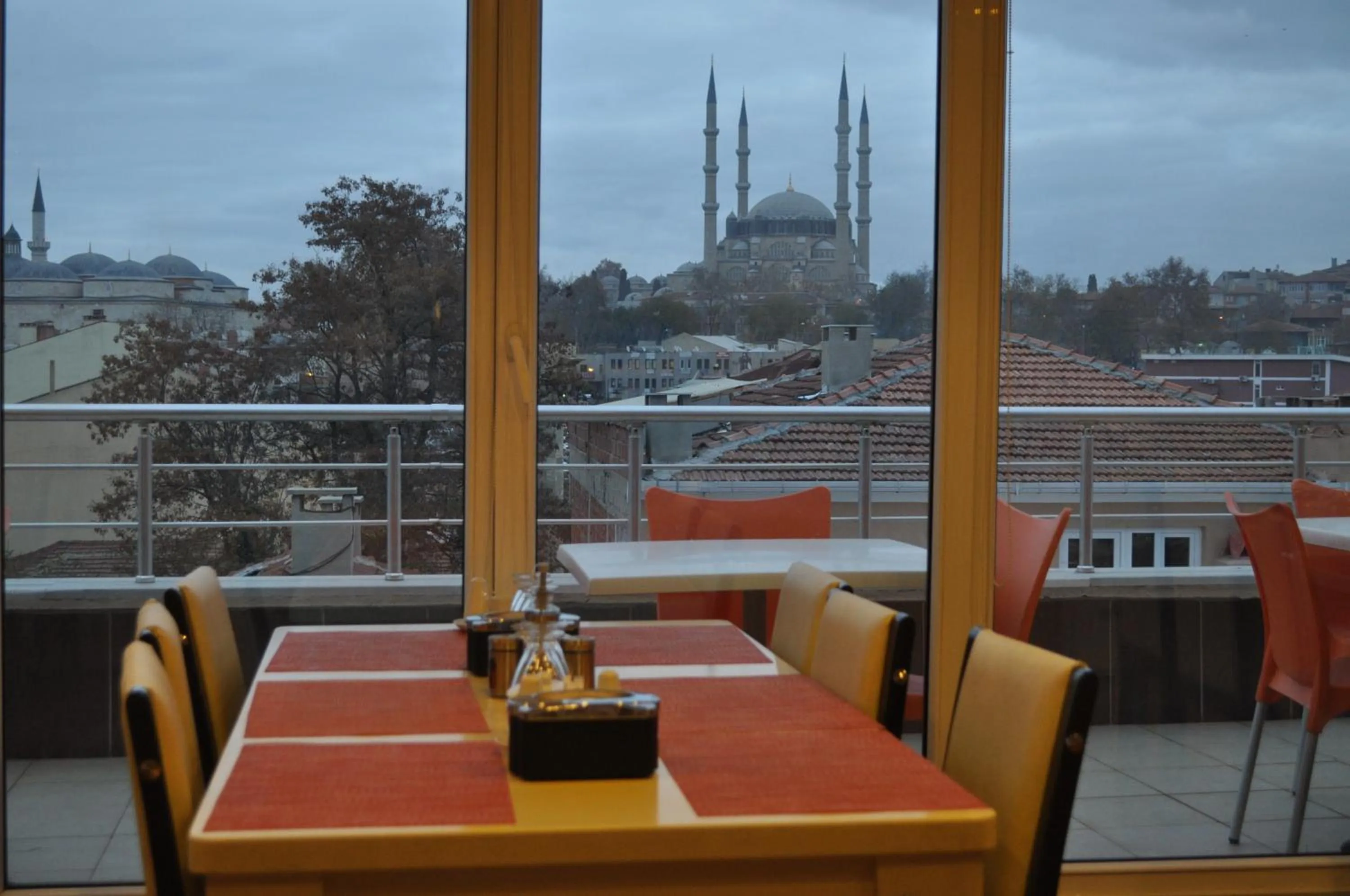 Restaurant/places to eat in Saray Hotel
