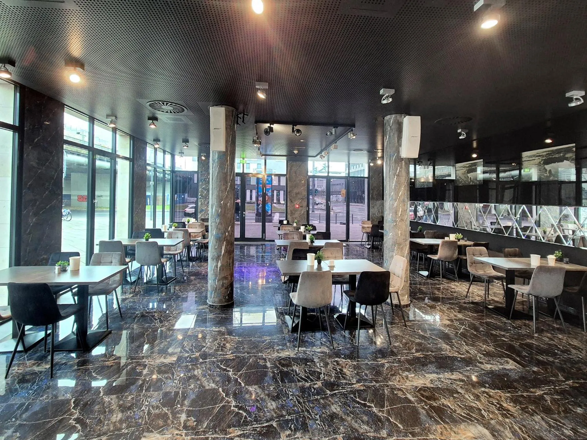 Dining area in DORMERO Hotel Frankfurt