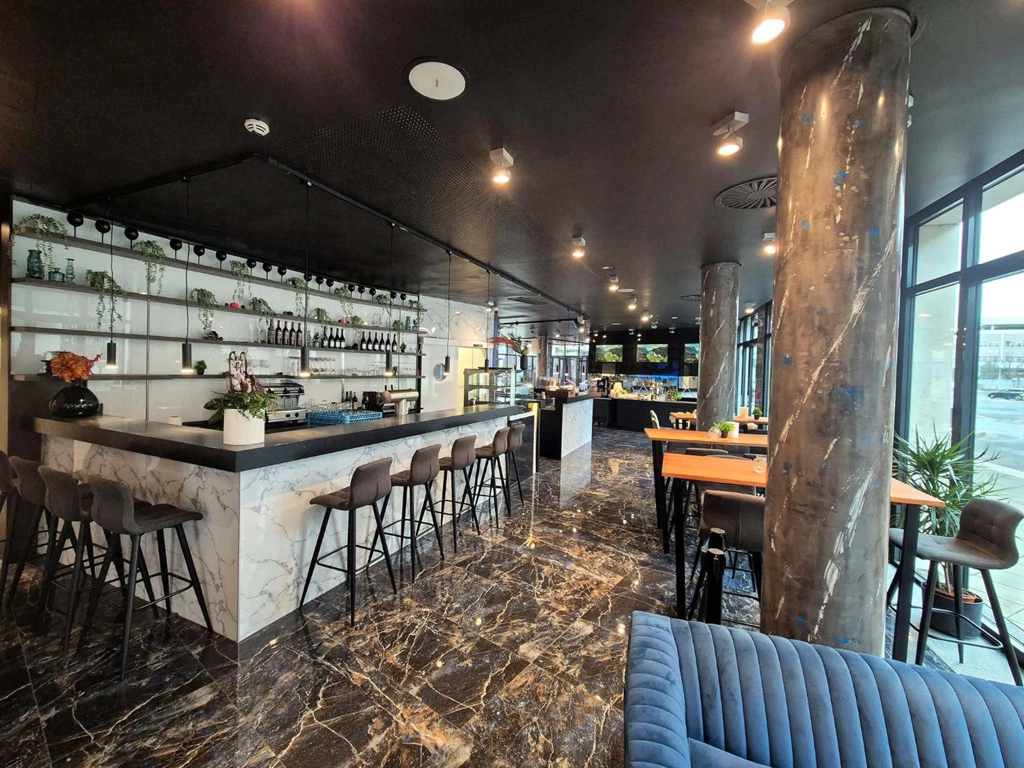 Lounge or bar in DORMERO Hotel Frankfurt