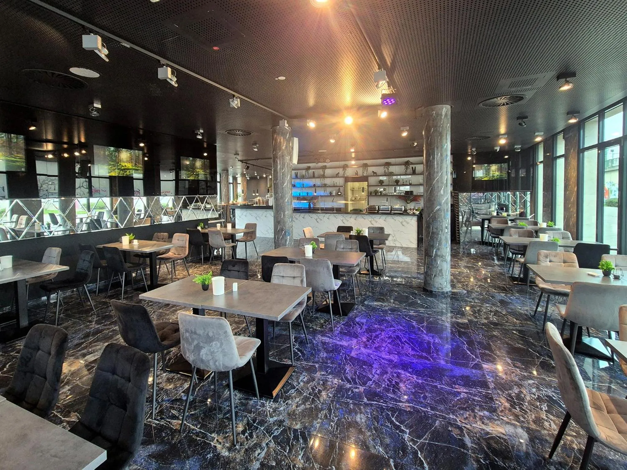 Dining area in DORMERO Hotel Frankfurt