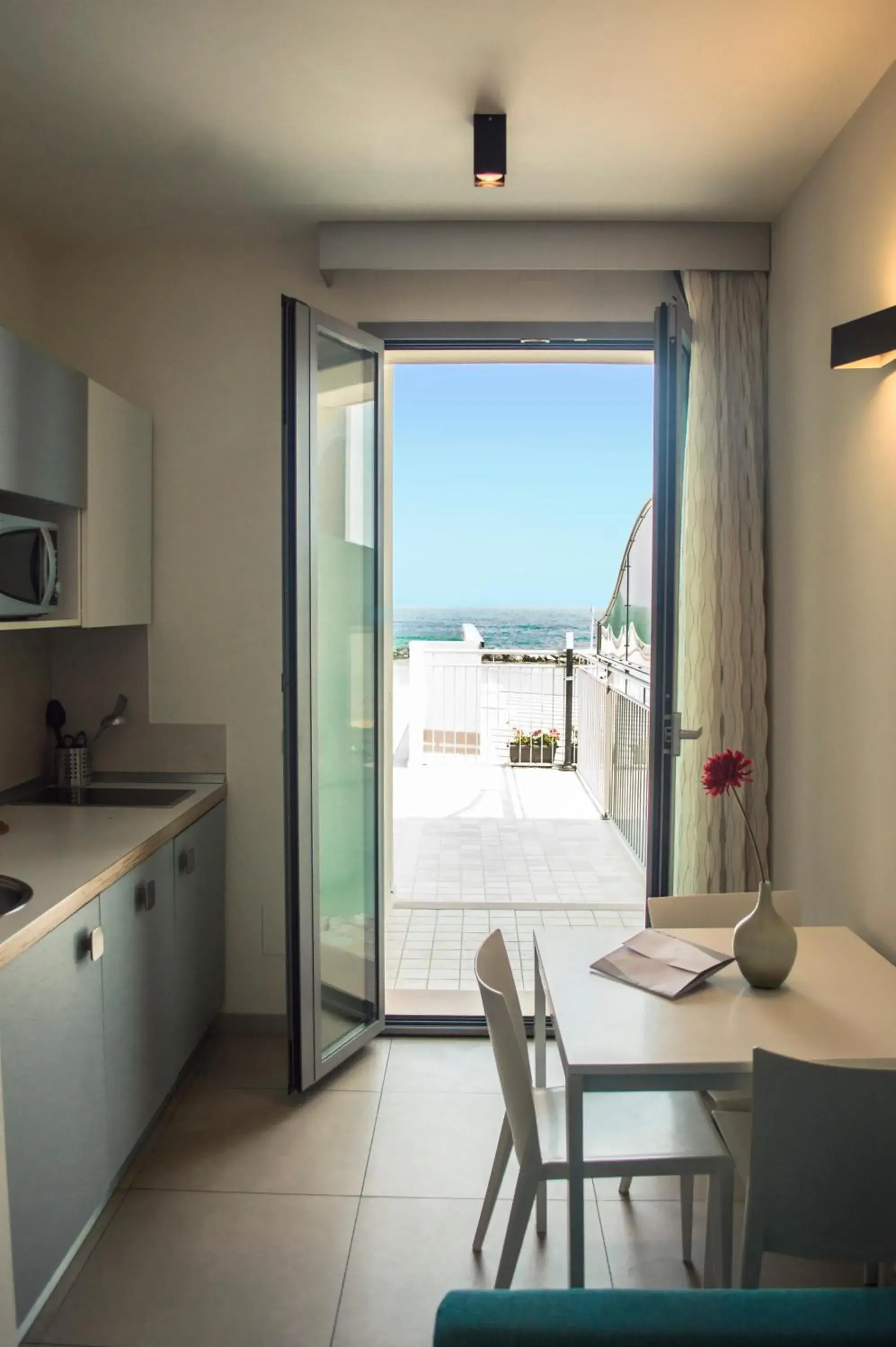 Kitchen or kitchenette, Balcony/Terrace in Hotel & Residence Cavalluccio Marino
