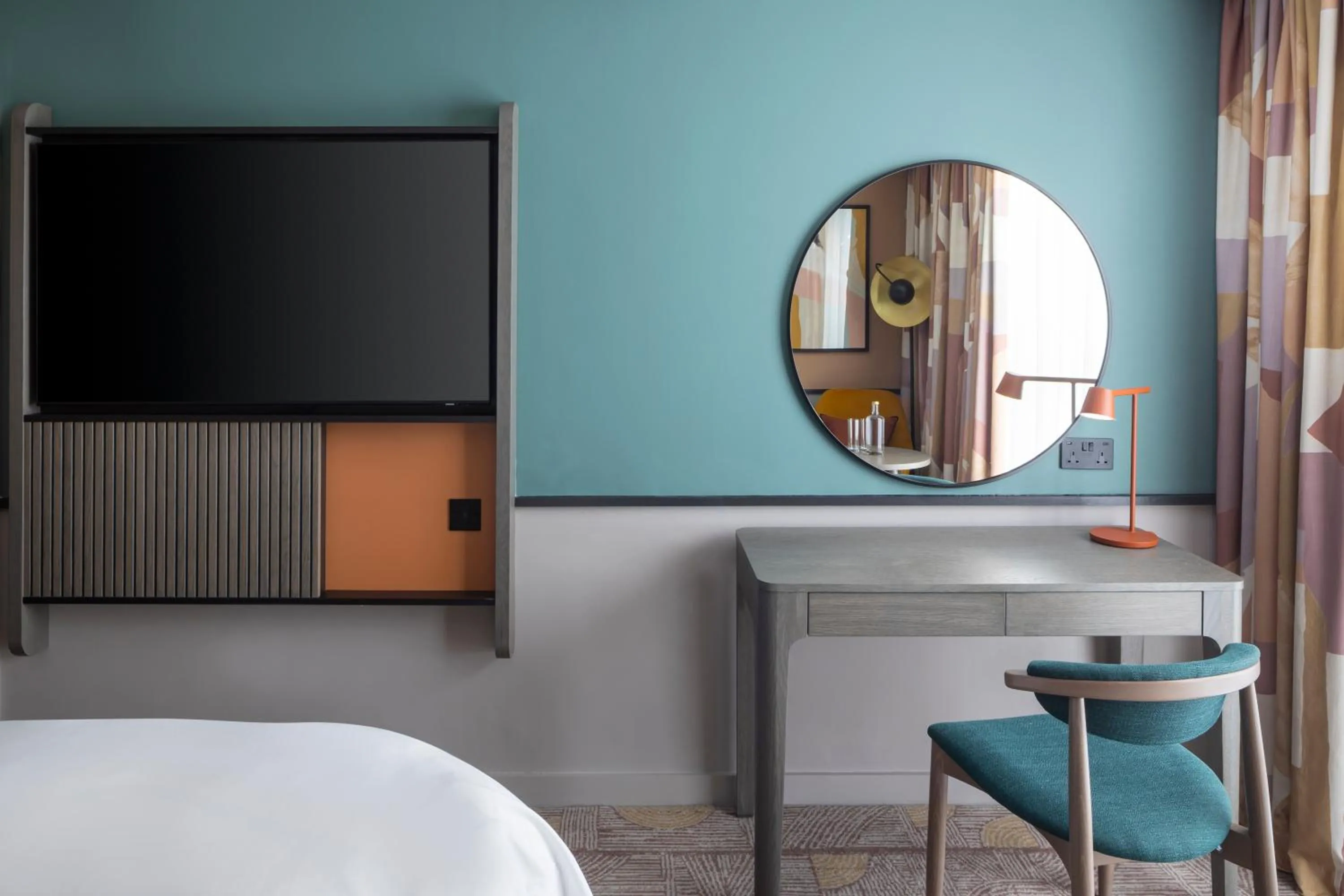 TV and multimedia, Bed in voco Fareham - Solent by IHG