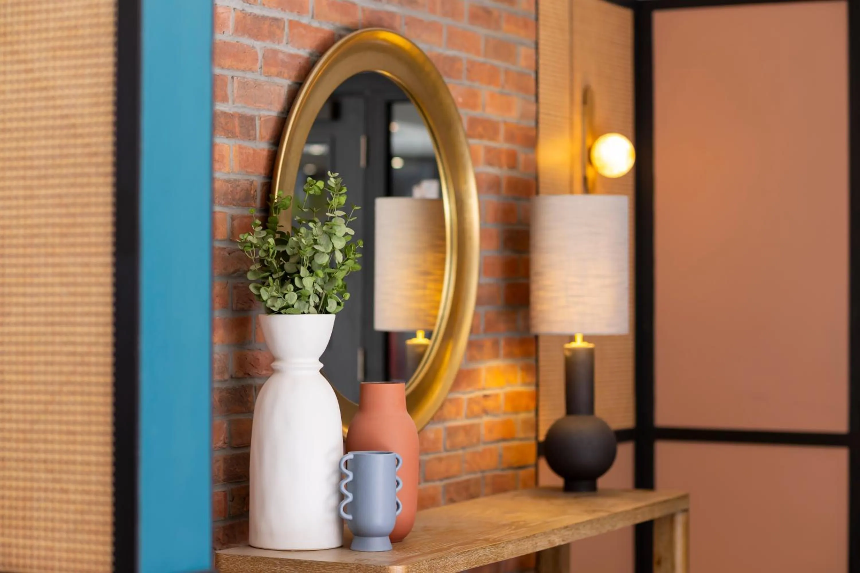 Lounge or bar in voco Fareham - Solent by IHG