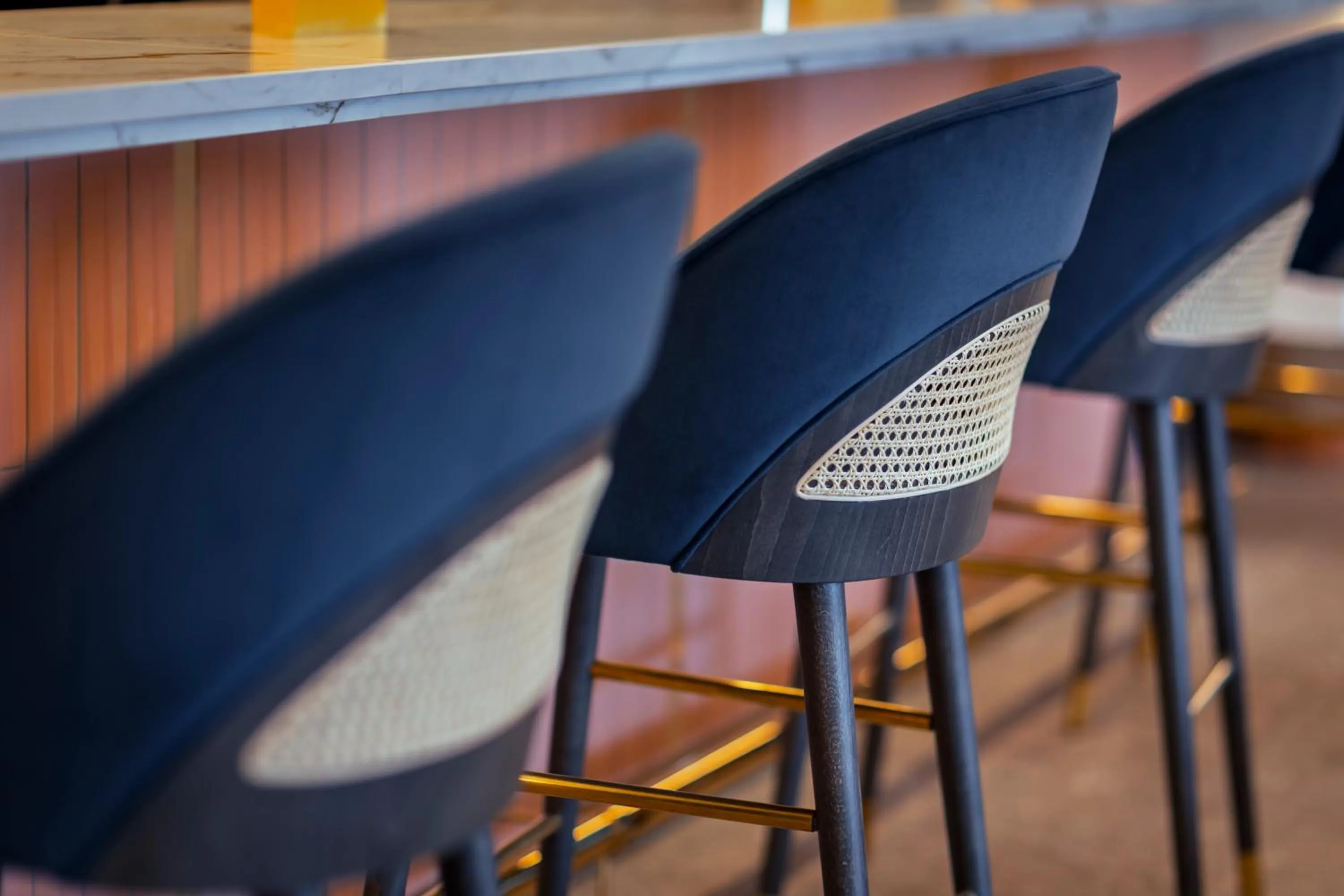 Lounge or bar in voco Fareham - Solent by IHG