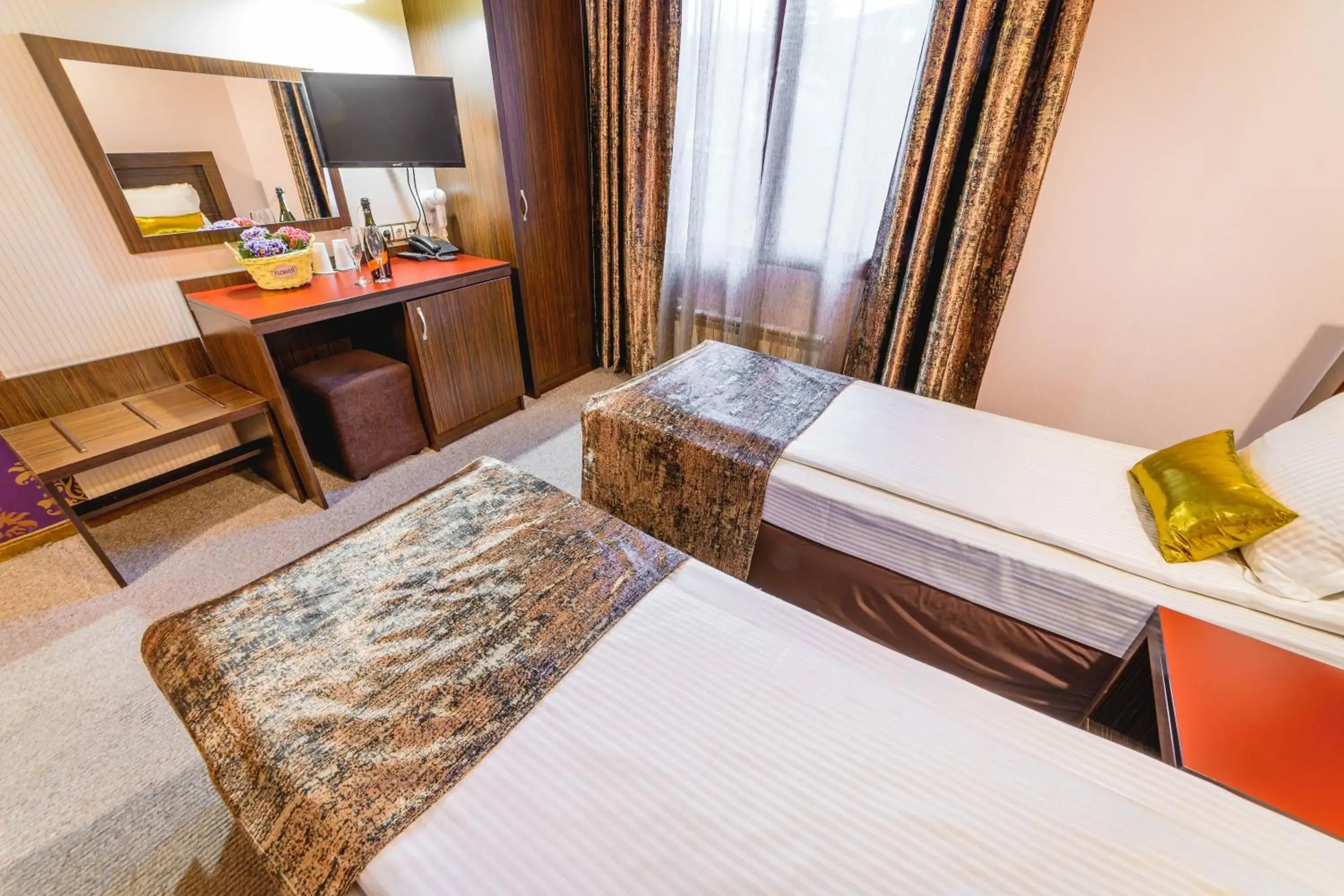 Twin Room in Eleganza Family Hotel - Free Parking Twin Room in Eleganza Family Hotel - Free Parking