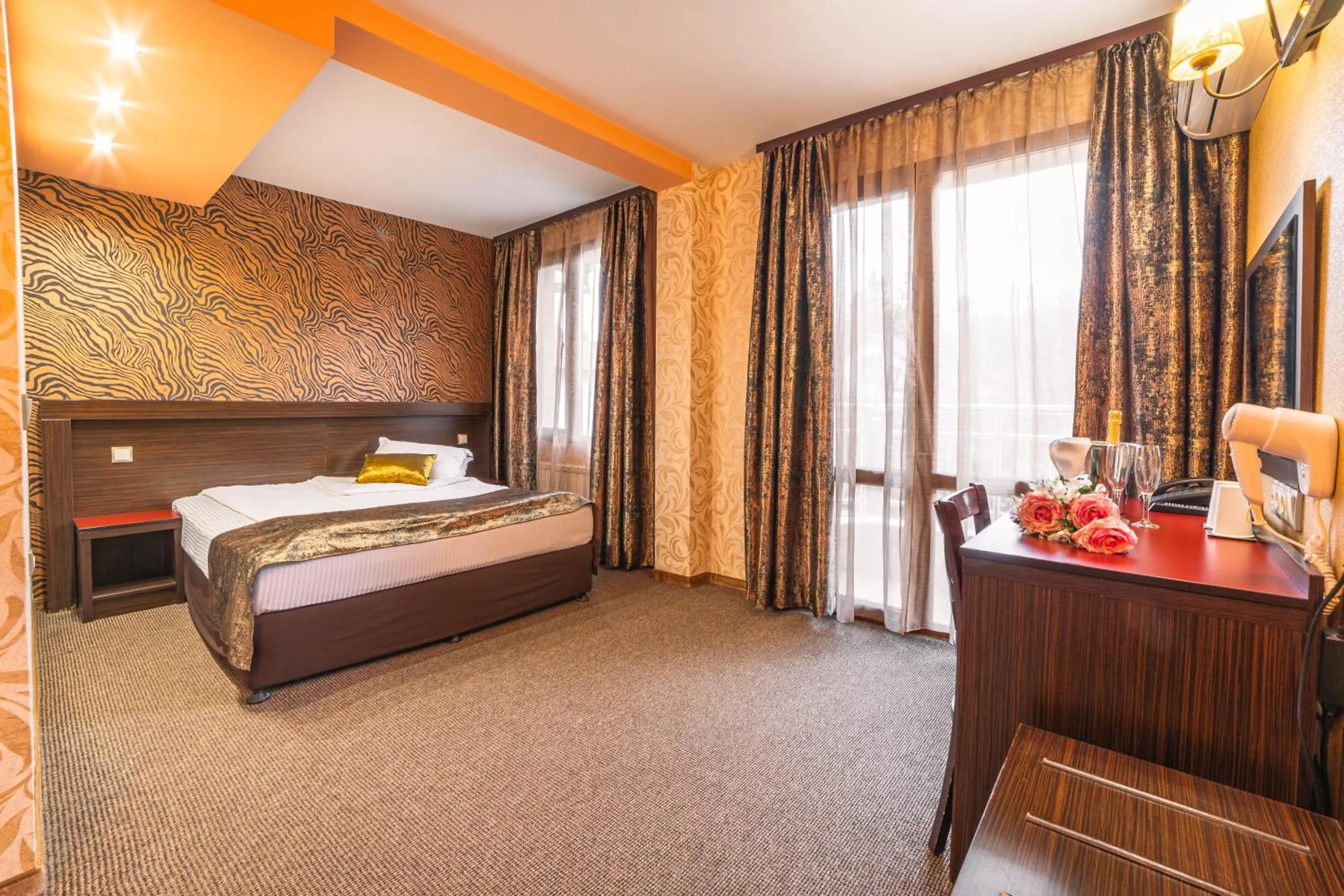 Photo of the whole room, Bed in Eleganza Family Hotel - Free Parking