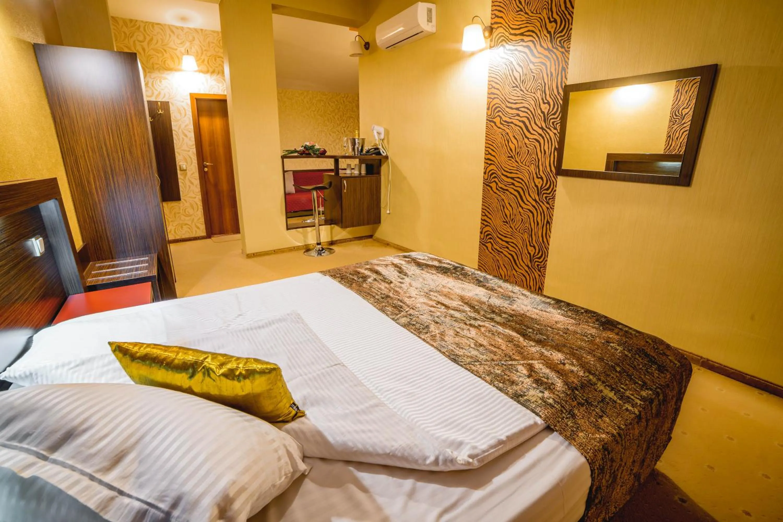 Photo of the whole room, Bed in Eleganza Family Hotel - Free Parking