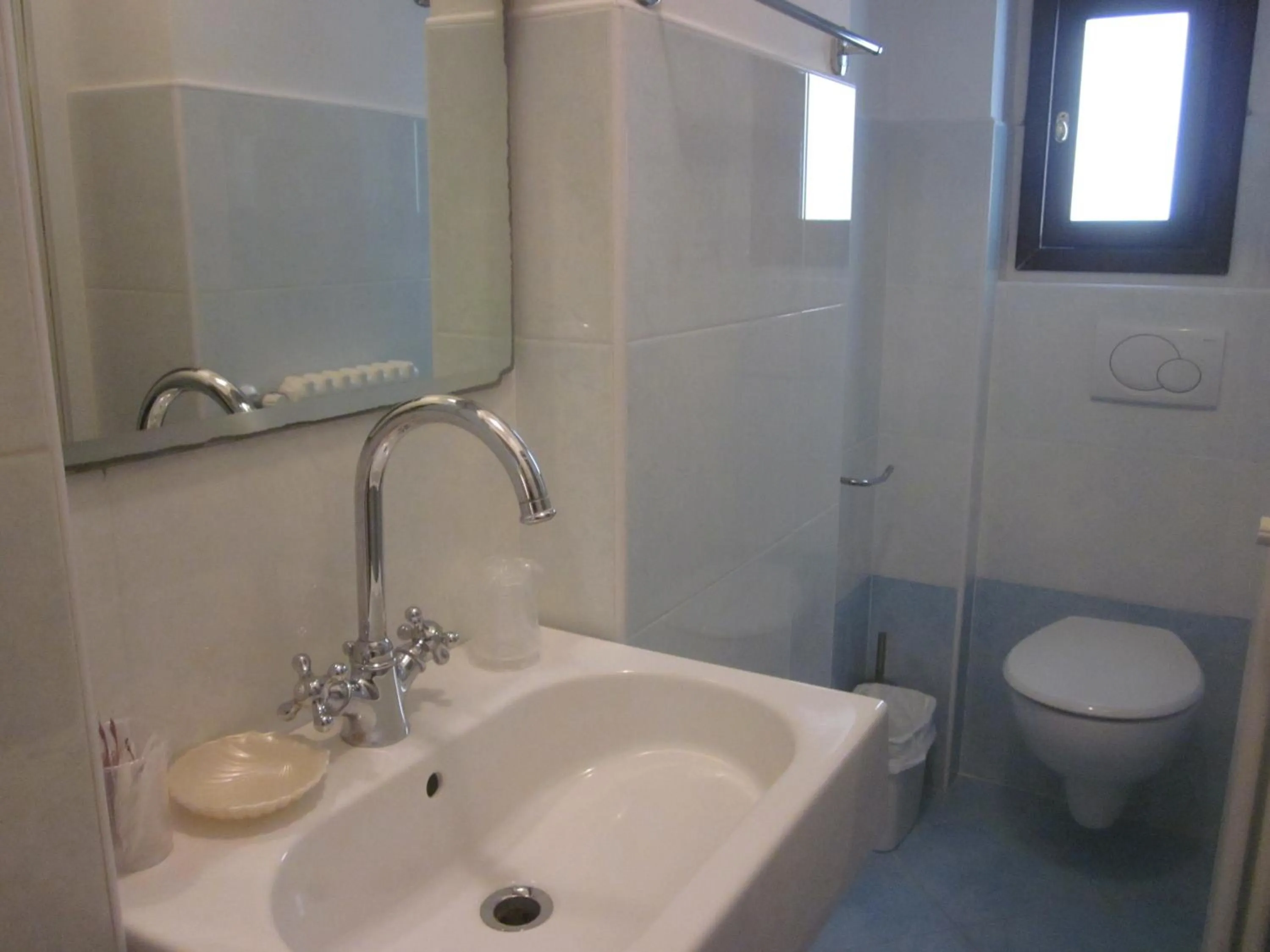 Bathroom in Albergo ai Tolentini