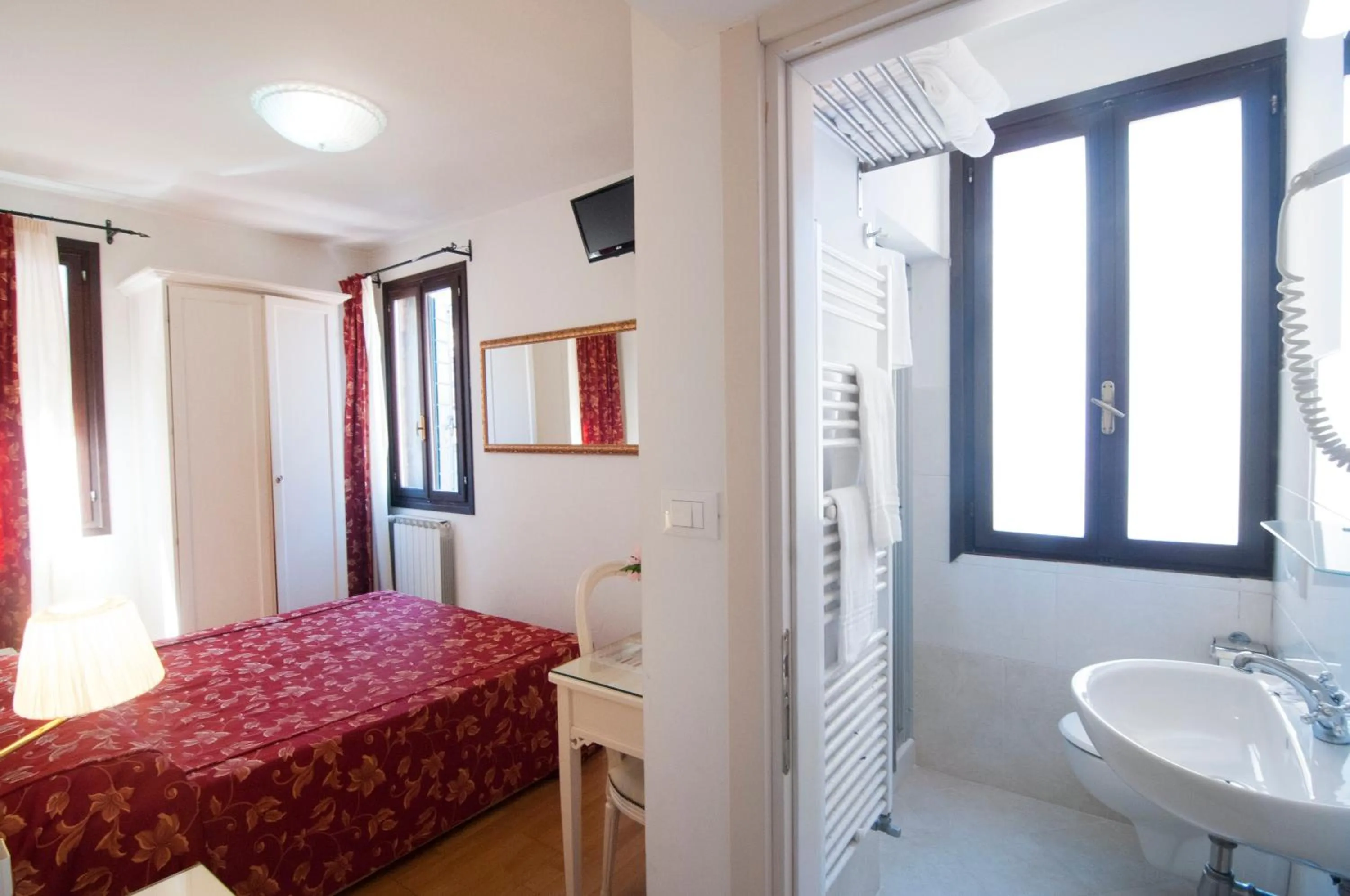 Bathroom, Bed in Albergo ai Tolentini