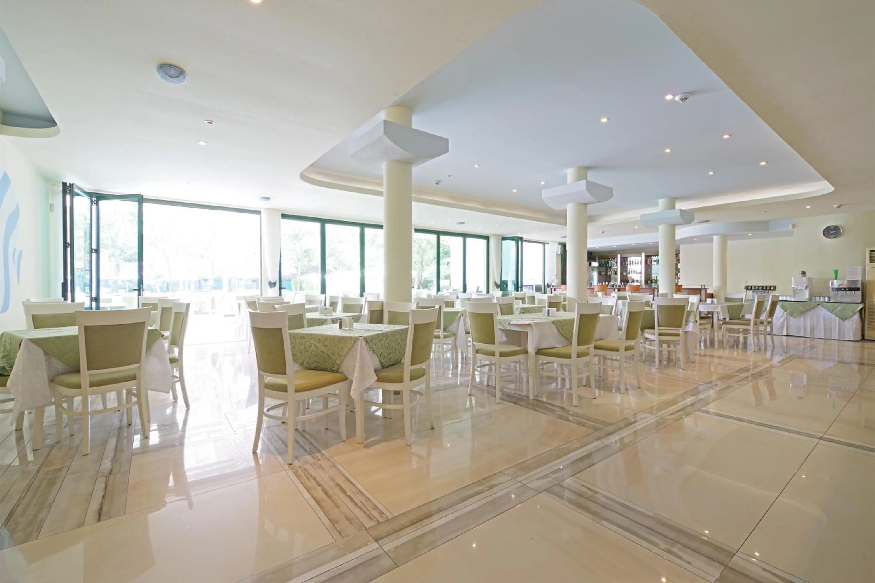 Restaurant/places to eat in Perla Plaza Hotel - All Inclusive