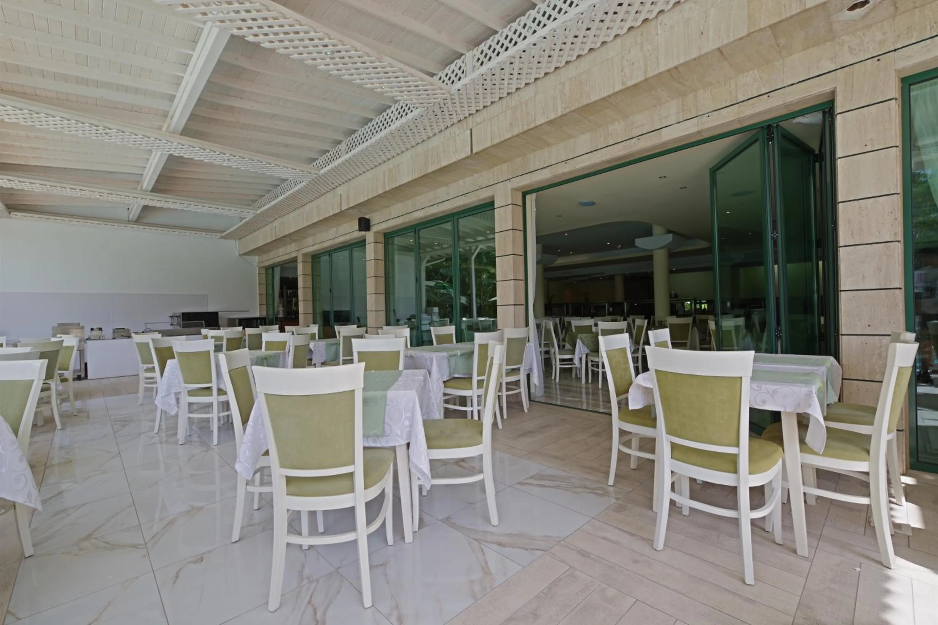 Restaurant/places to eat in Perla Plaza Hotel - All Inclusive