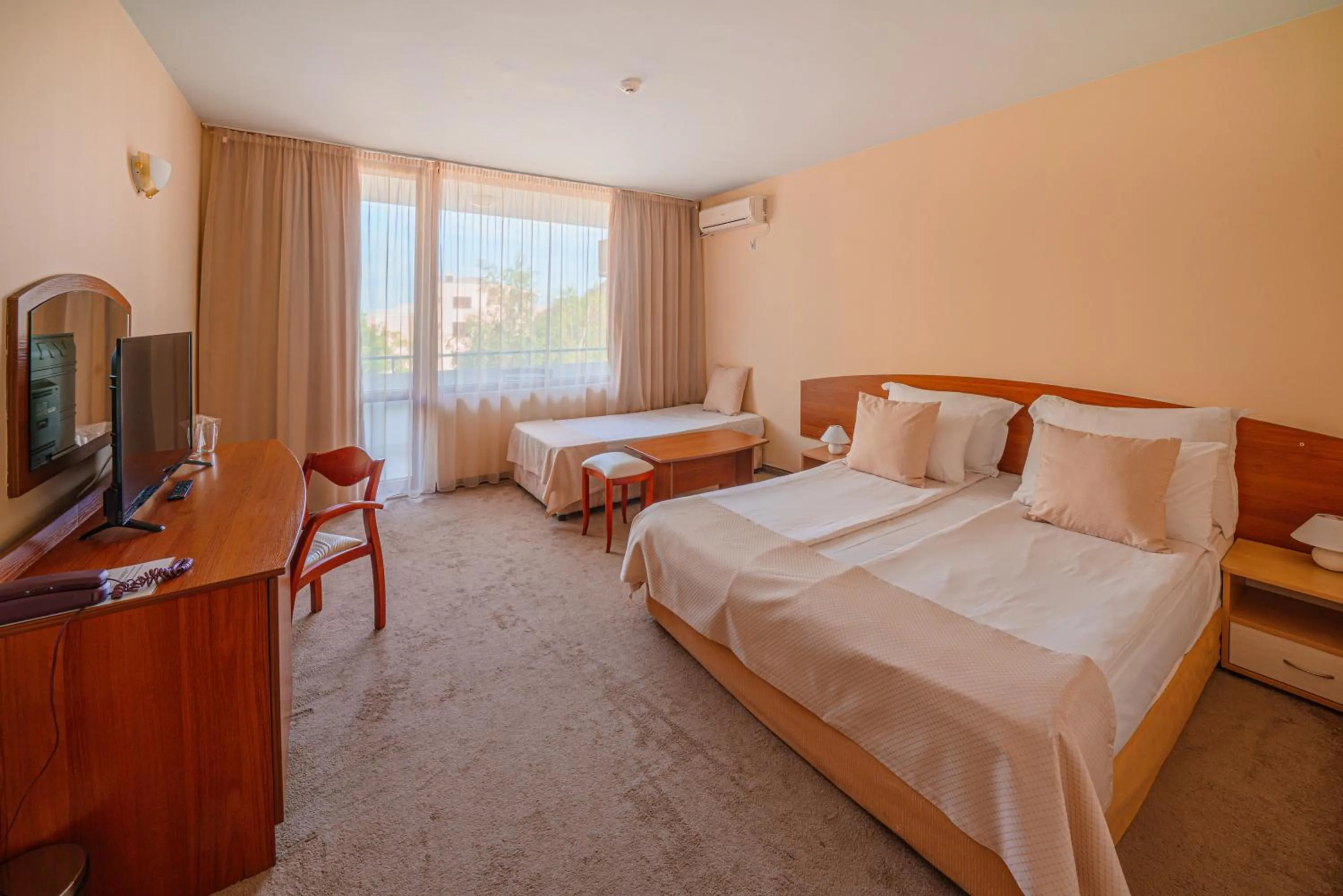 Bedroom, Bed in Perla Plaza Hotel - All Inclusive