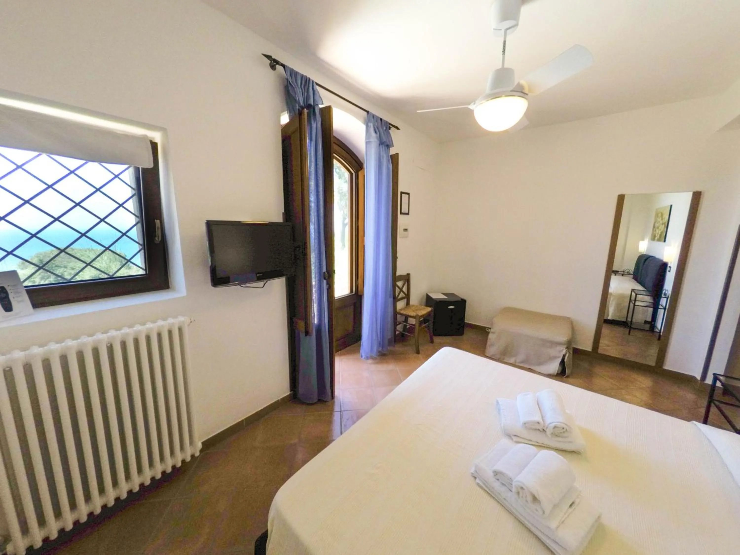 Photo of the whole room, Bed in B&B Le Ginestre