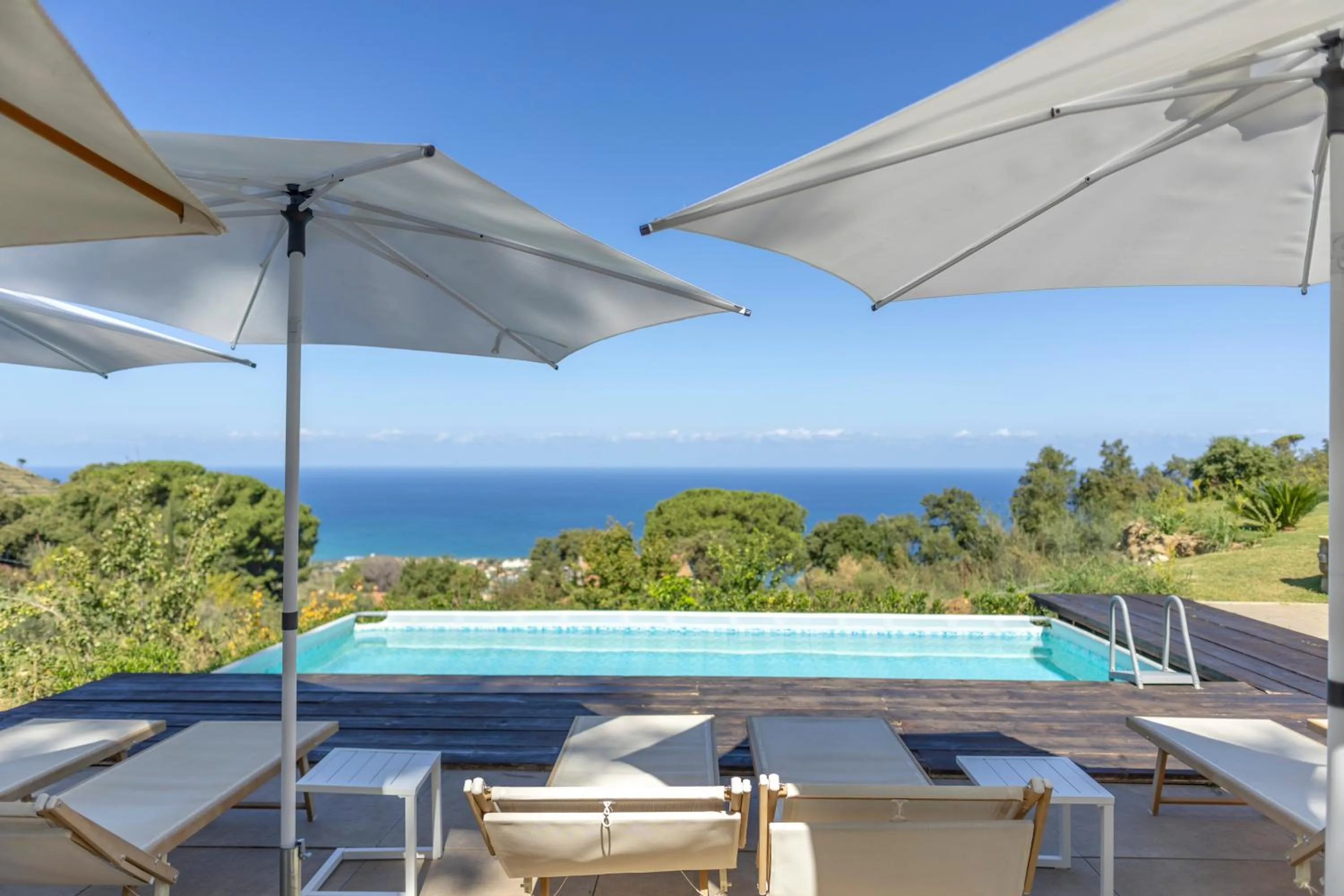 Swimming pool in B&B Le Ginestre