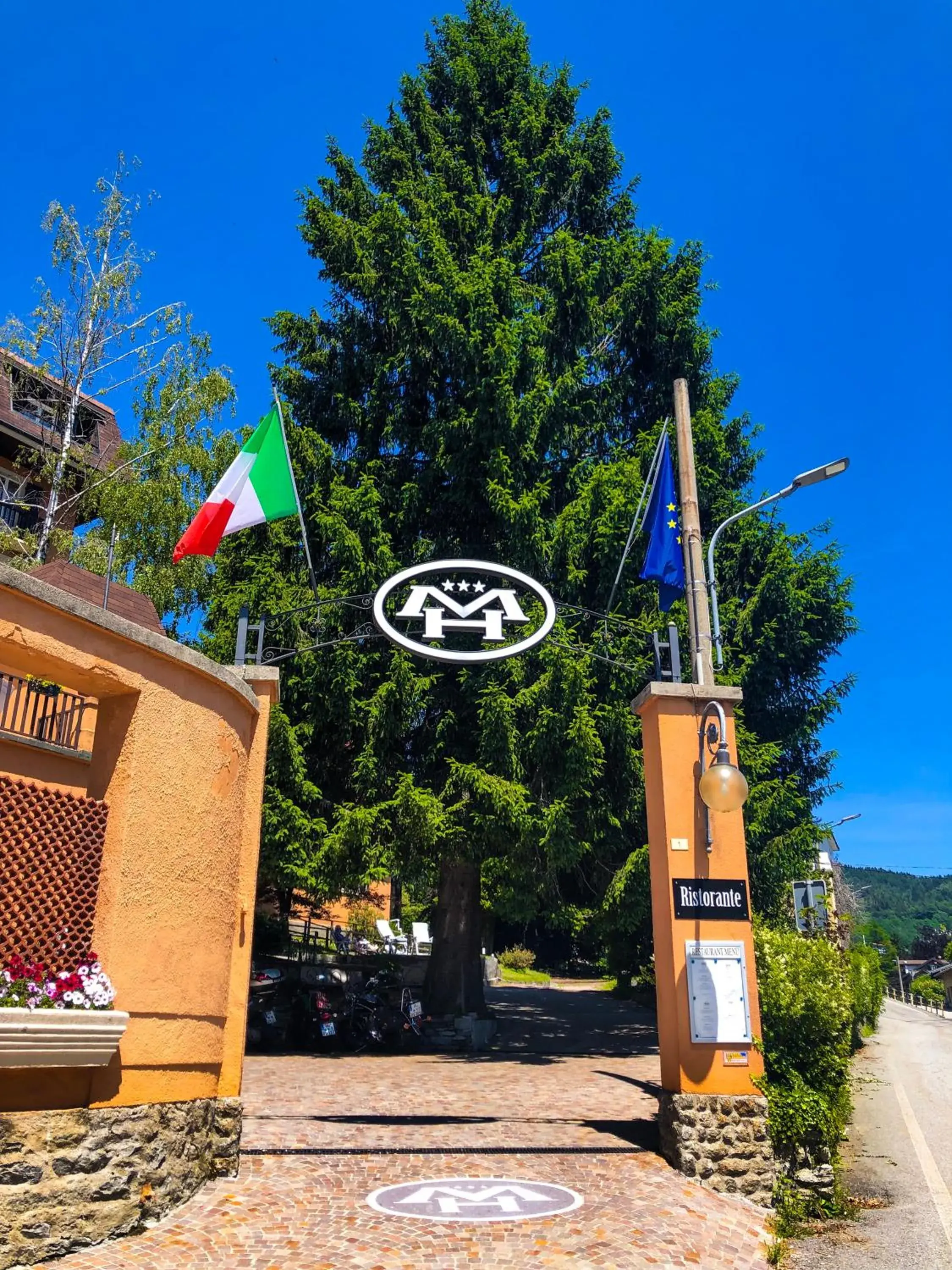 Facade/entrance in Hotel Moderno Facade/entrance in Hotel Moderno