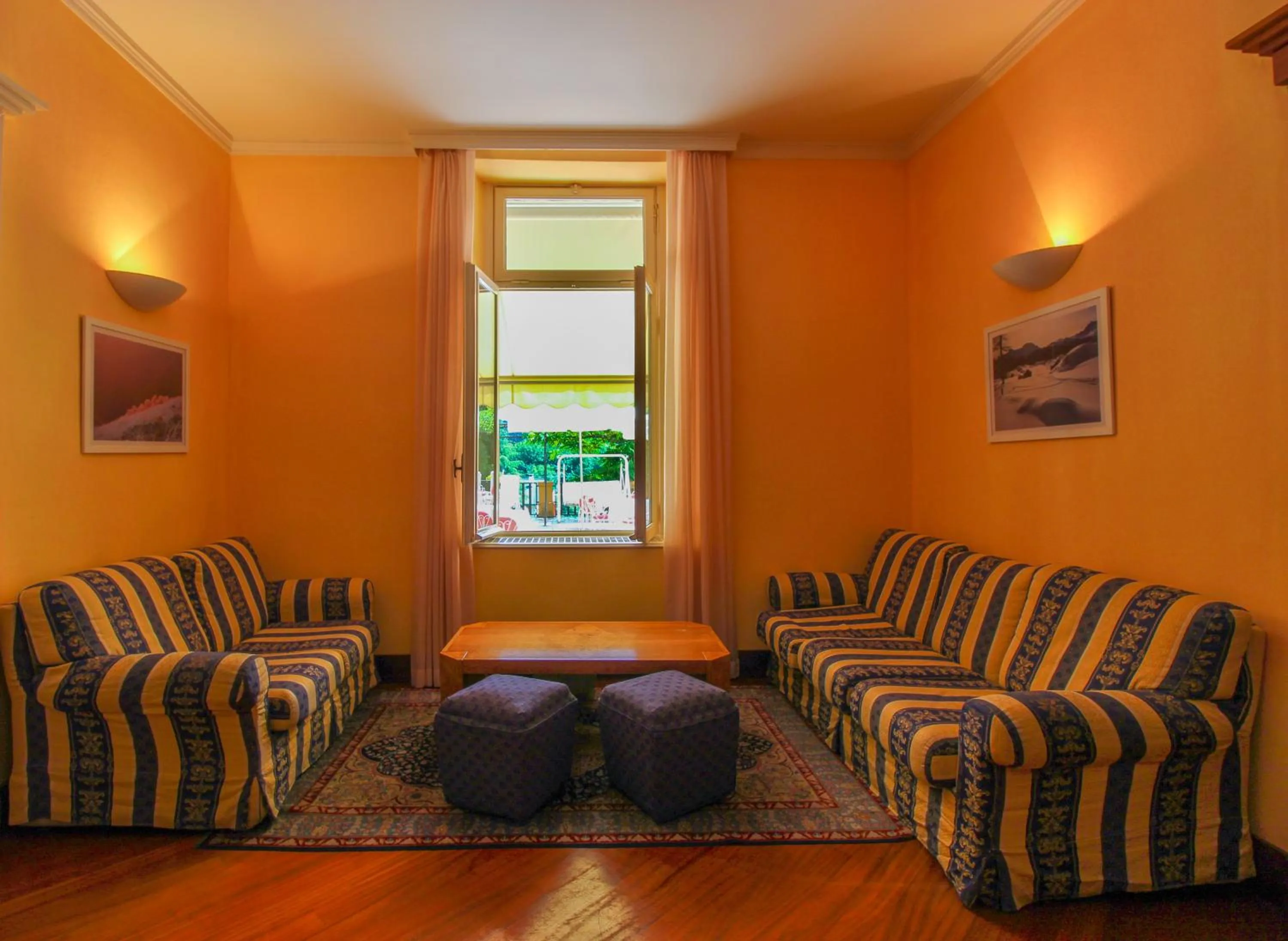 Seating area in Hotel Moderno