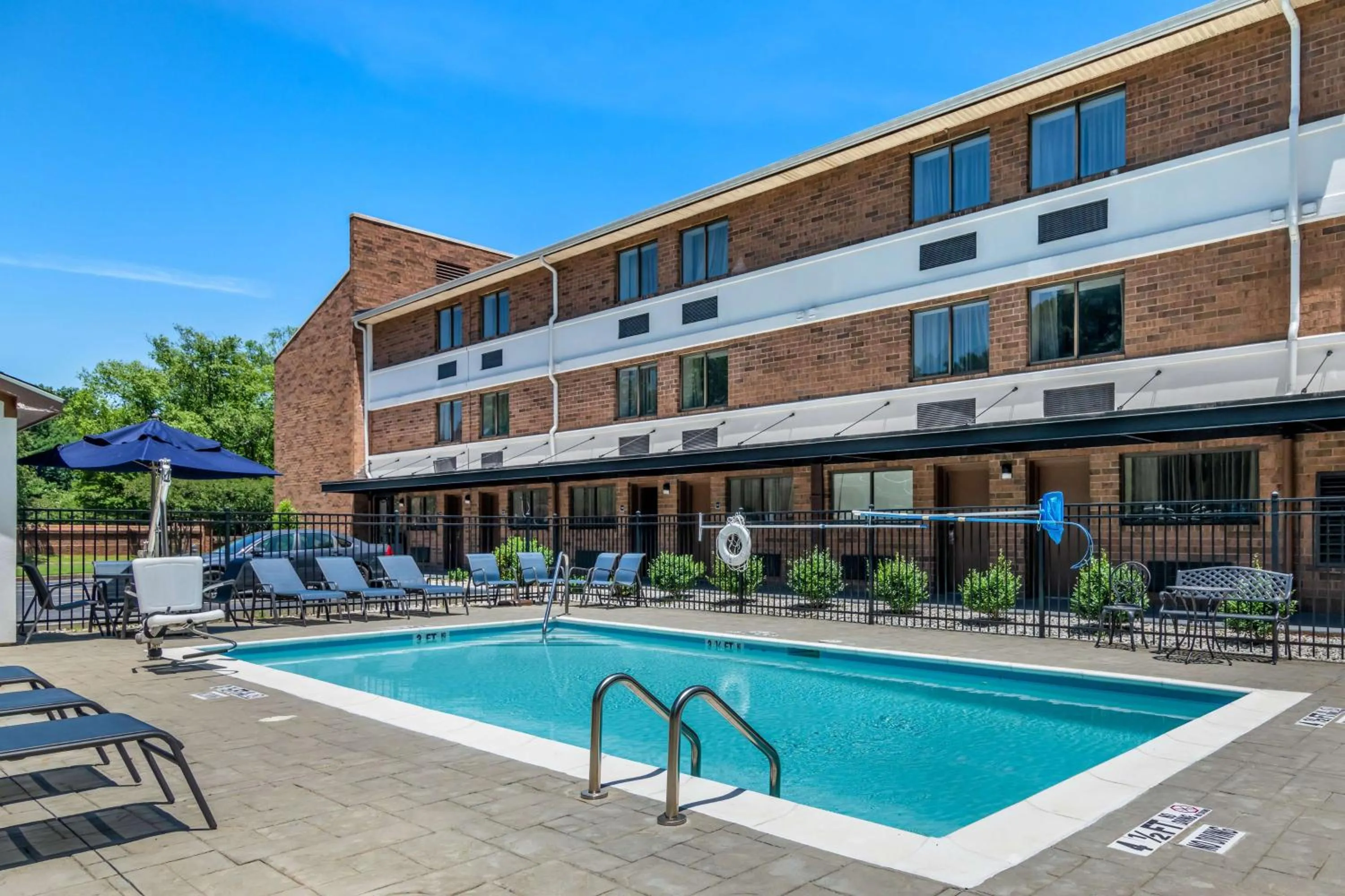 Pool view in Best Western Atlanta-Marietta Ballpark Hotel