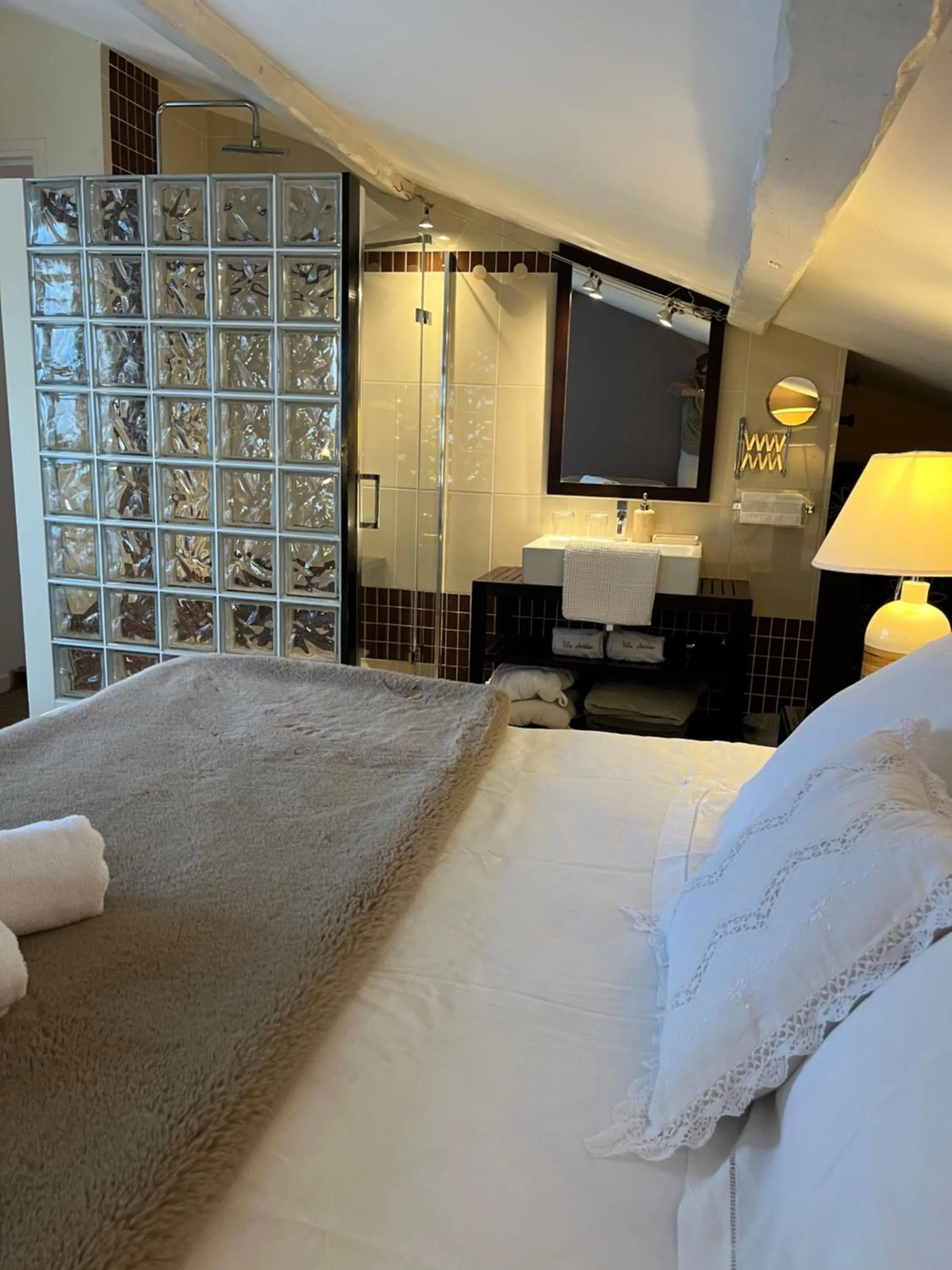 Shower, Bed in Villa Antoline